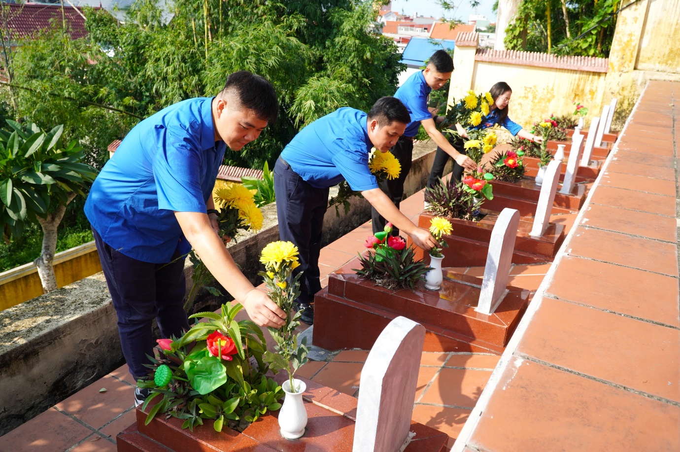 Đoàn Thanh niên Báo Xây dựng tri ân ngày Thương binh - Liệt sĩ tại Hải Phòng- Ảnh 5. C:\Users\Admin\AppData\Local\Microsoft\Windows\INetCache\Content.Word\DSC04195.jpg