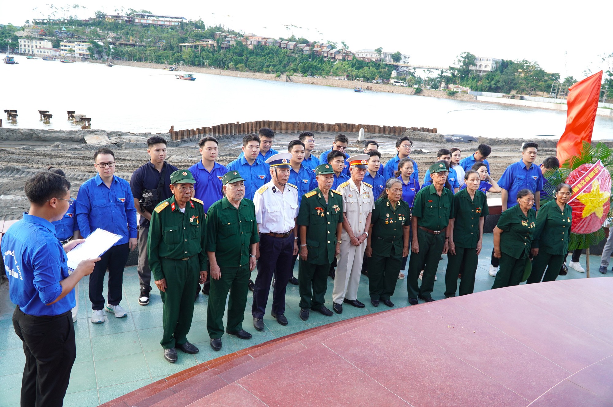 Đoàn Thanh niên Báo Xây dựng tri ân ngày Thương binh - Liệt sĩ tại Hải Phòng- Ảnh 6. Đoàn Thanh niên Báo Xây dựng tri ân ngày Thương binh - Liệt sĩ tại Hải Phòng- Ảnh 6.