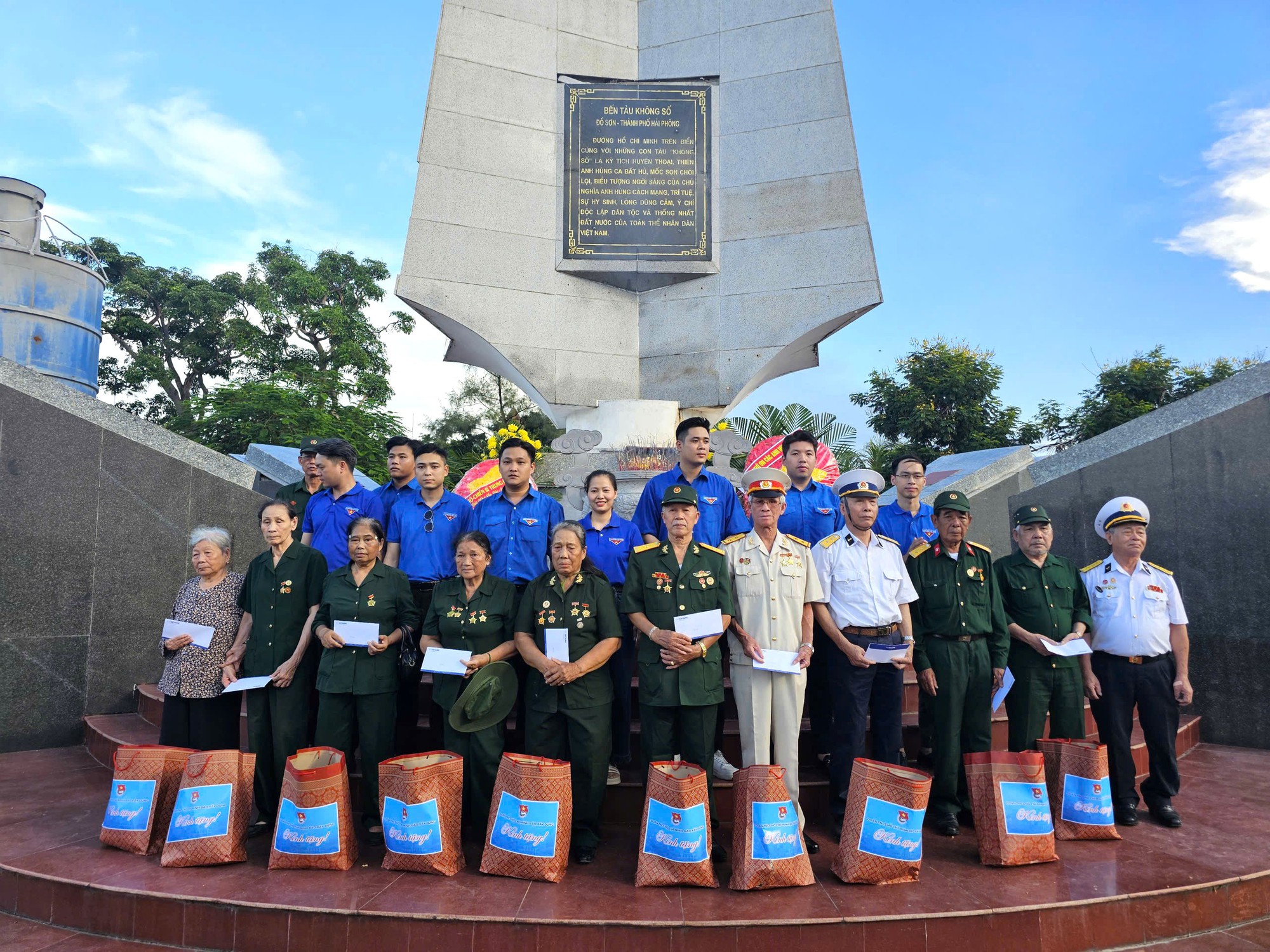 Đoàn Thanh niên Báo Xây dựng tri ân ngày Thương binh - Liệt sĩ tại Hải Phòng- Ảnh 9. Đoàn Thanh niên Báo Xây dựng tri ân ngày Thương binh - Liệt sĩ tại Hải Phòng- Ảnh 9.