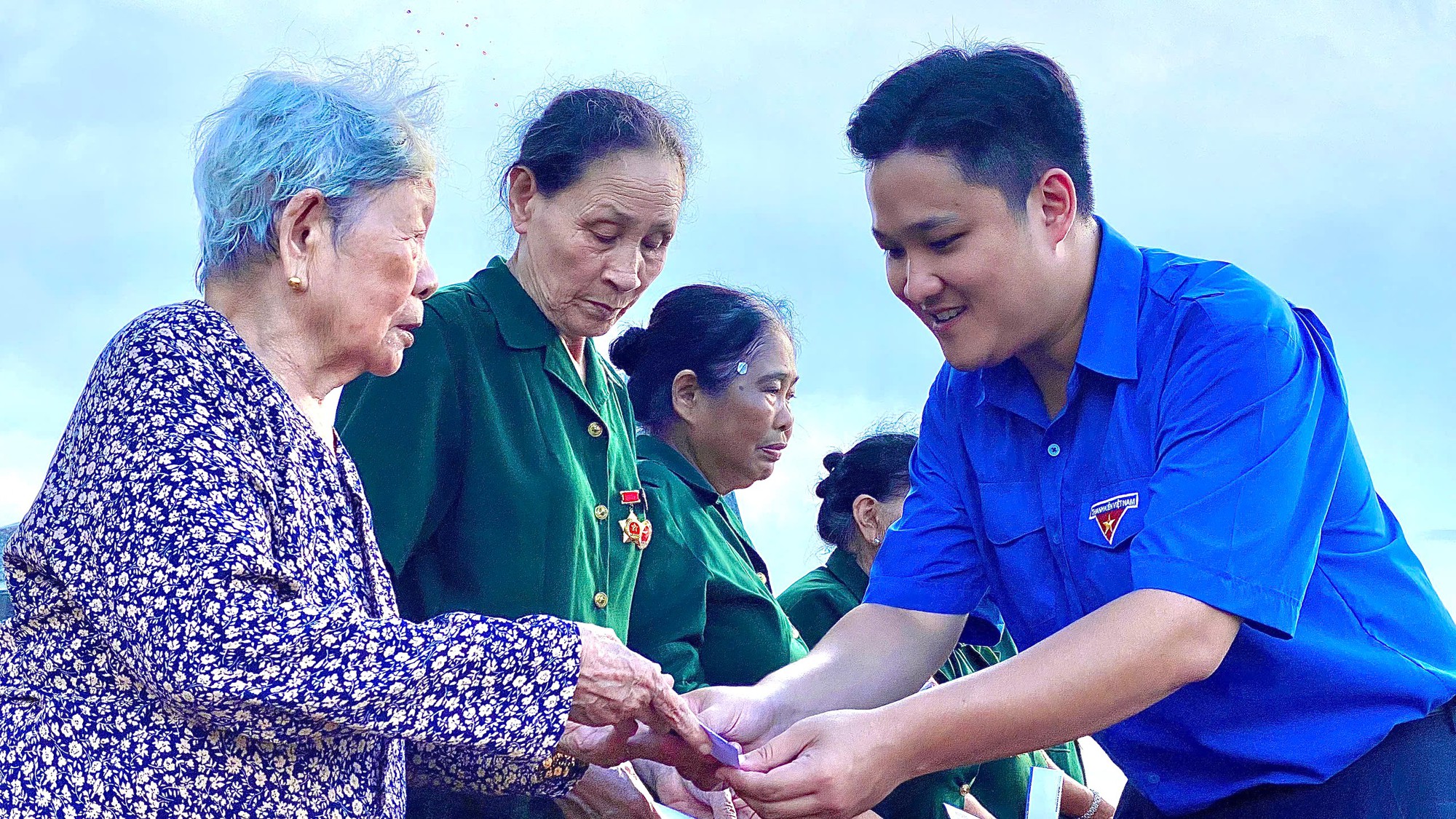 Đoàn Thanh niên Báo Xây dựng tri ân ngày Thương binh - Liệt sĩ tại Hải Phòng- Ảnh 8. Đoàn Thanh niên Báo Xây dựng tri ân ngày Thương binh - Liệt sĩ tại Hải Phòng- Ảnh 8.