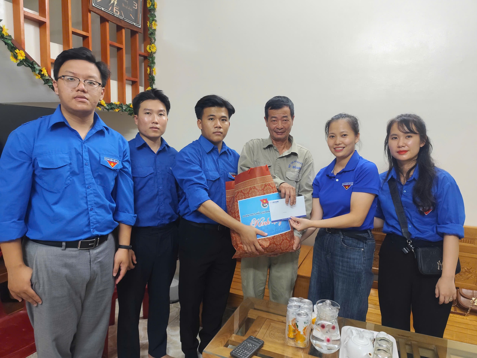 Đoàn Thanh niên Báo Xây dựng tri ân ngày Thương binh - Liệt sĩ tại Hải Phòng- Ảnh 13. Đoàn Thanh niên Báo Xây dựng tri ân ngày Thương binh - Liệt sĩ tại Hải Phòng- Ảnh 13.