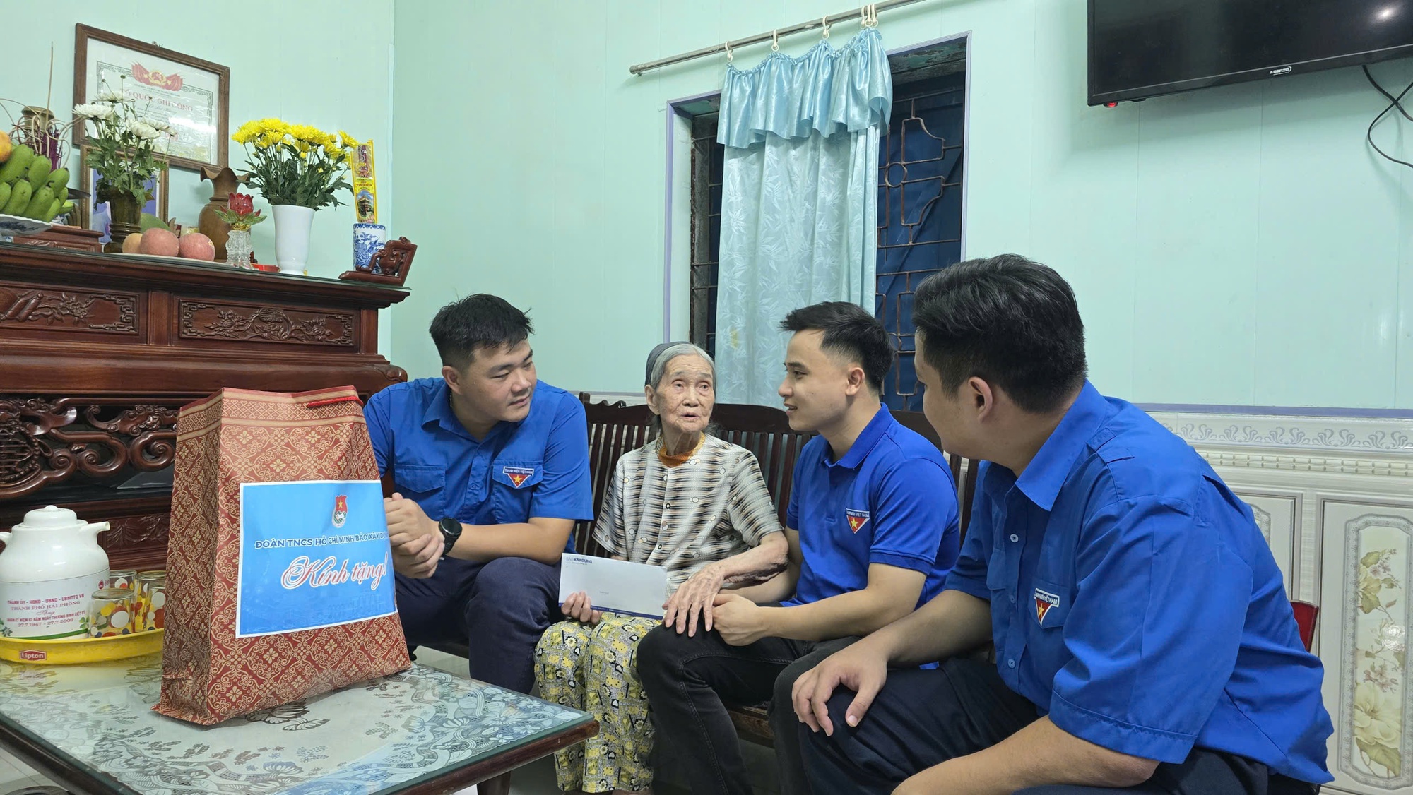 Đoàn Thanh niên Báo Xây dựng tri ân ngày Thương binh - Liệt sĩ tại Hải Phòng- Ảnh 12. Đoàn Thanh niên Báo Xây dựng tri ân ngày Thương binh - Liệt sĩ tại Hải Phòng- Ảnh 12.
