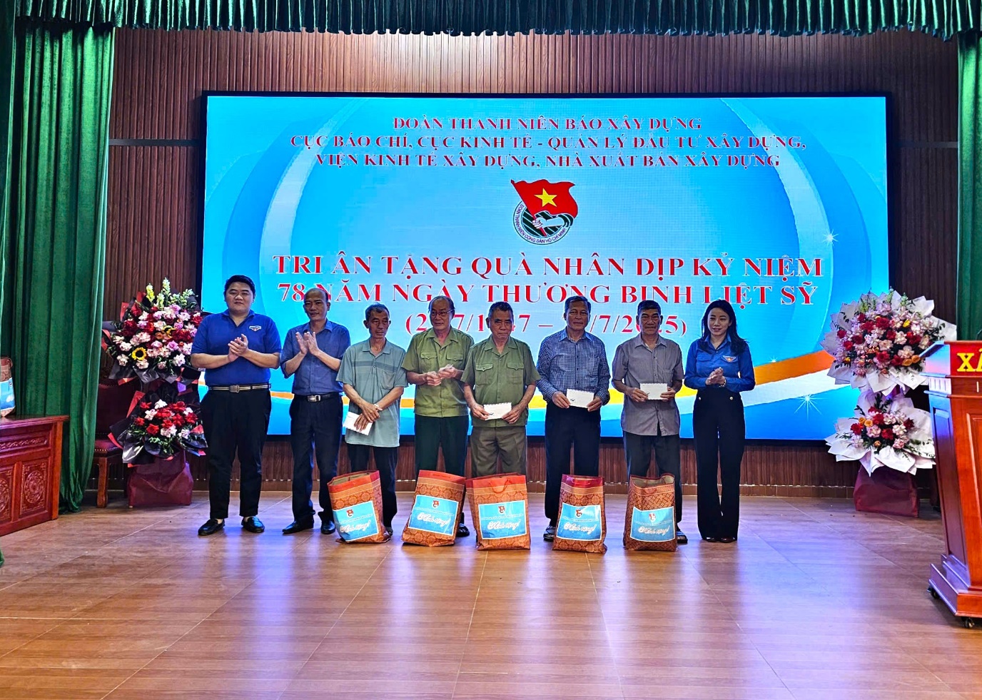 Đoàn Thanh niên Báo Xây dựng tri ân ngày Thương binh - Liệt sĩ tại Hải Phòng- Ảnh 15. Đoàn Thanh niên Báo Xây dựng tri ân ngày Thương binh - Liệt sĩ tại Hải Phòng- Ảnh 15.