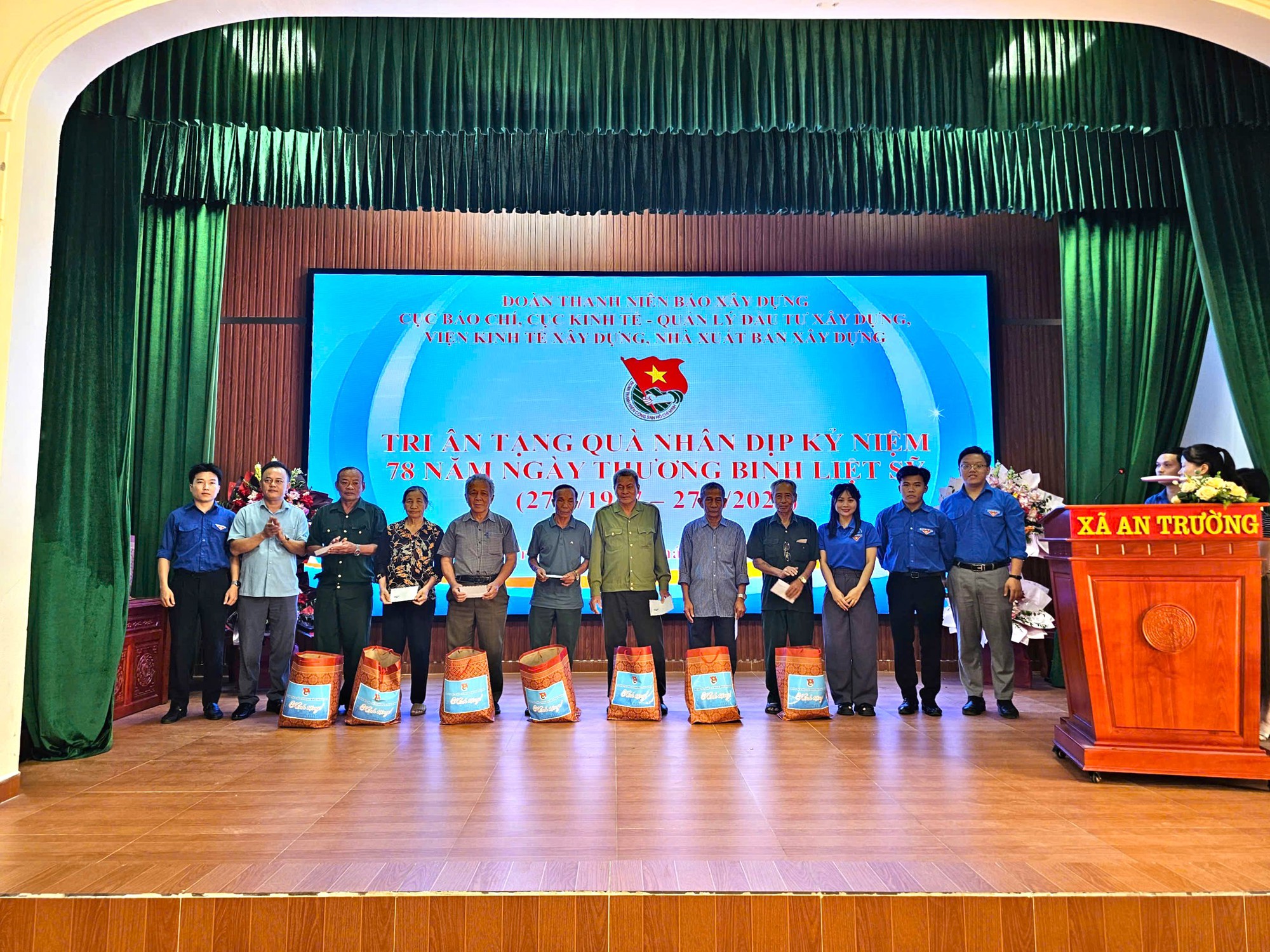 Đoàn Thanh niên Báo Xây dựng tri ân ngày Thương binh - Liệt sĩ tại Hải Phòng- Ảnh 16. Đoàn Thanh niên Báo Xây dựng tri ân ngày Thương binh - Liệt sĩ tại Hải Phòng- Ảnh 16.