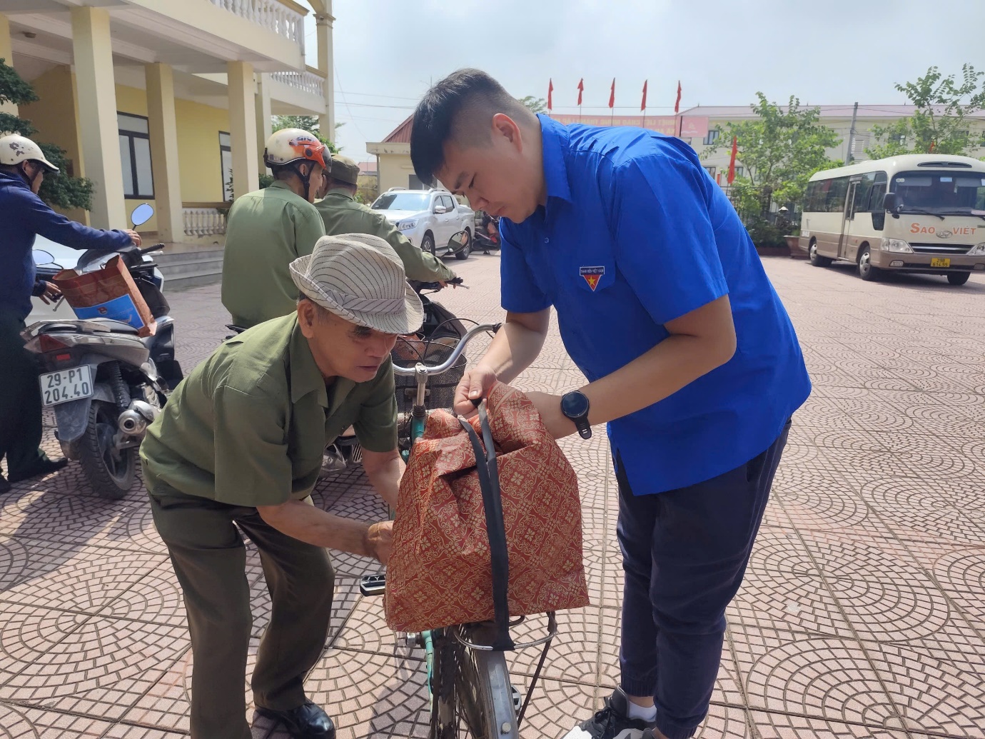 Đoàn Thanh niên Báo Xây dựng tri ân ngày Thương binh - Liệt sĩ tại Hải Phòng- Ảnh 17. Đoàn Thanh niên Báo Xây dựng tri ân ngày Thương binh - Liệt sĩ tại Hải Phòng- Ảnh 17.