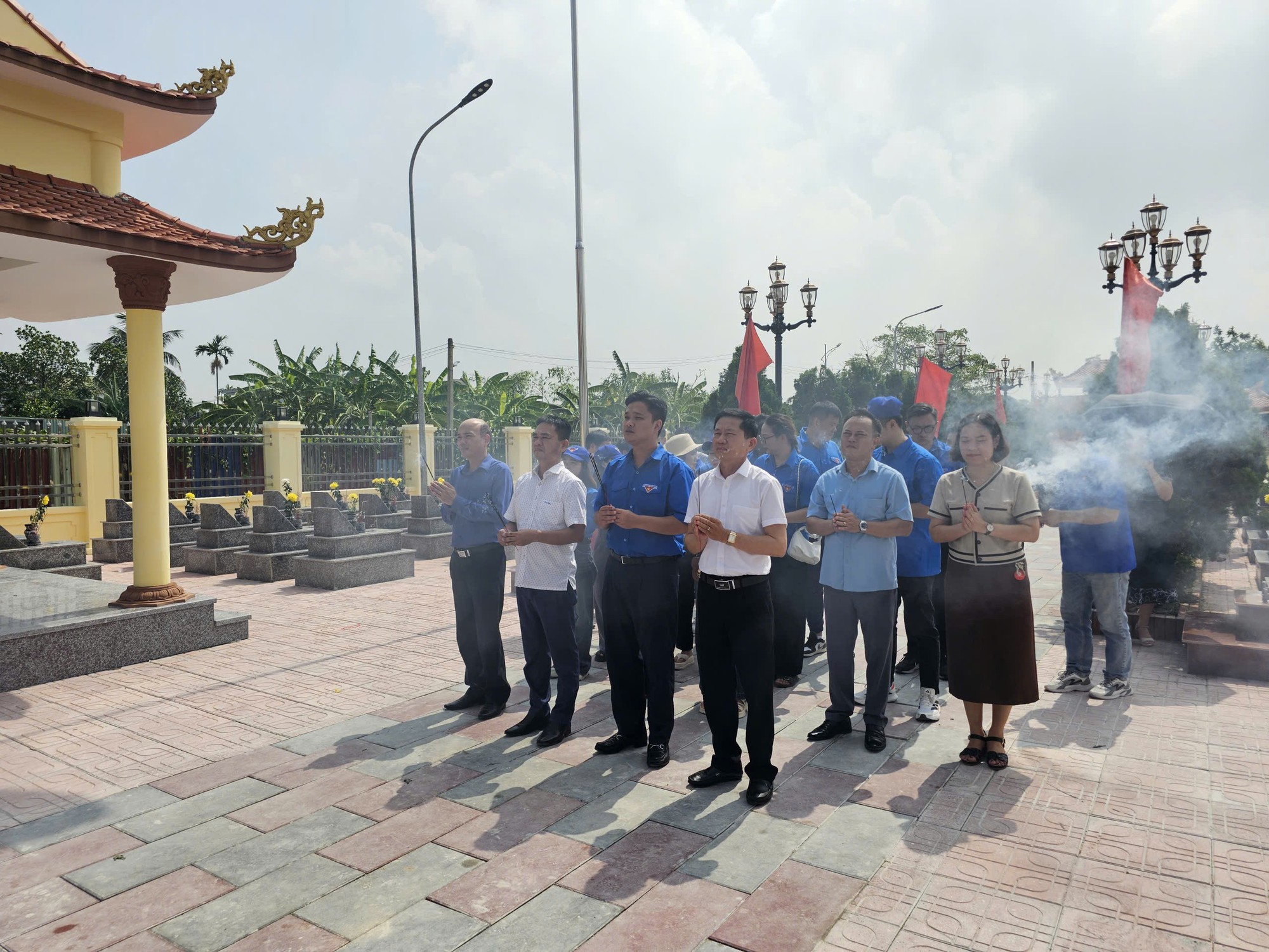Đoàn Thanh niên Báo Xây dựng tri ân ngày Thương binh - Liệt sĩ tại Hải Phòng- Ảnh 18. Đoàn Thanh niên Báo Xây dựng tri ân ngày Thương binh - Liệt sĩ tại Hải Phòng- Ảnh 18.
