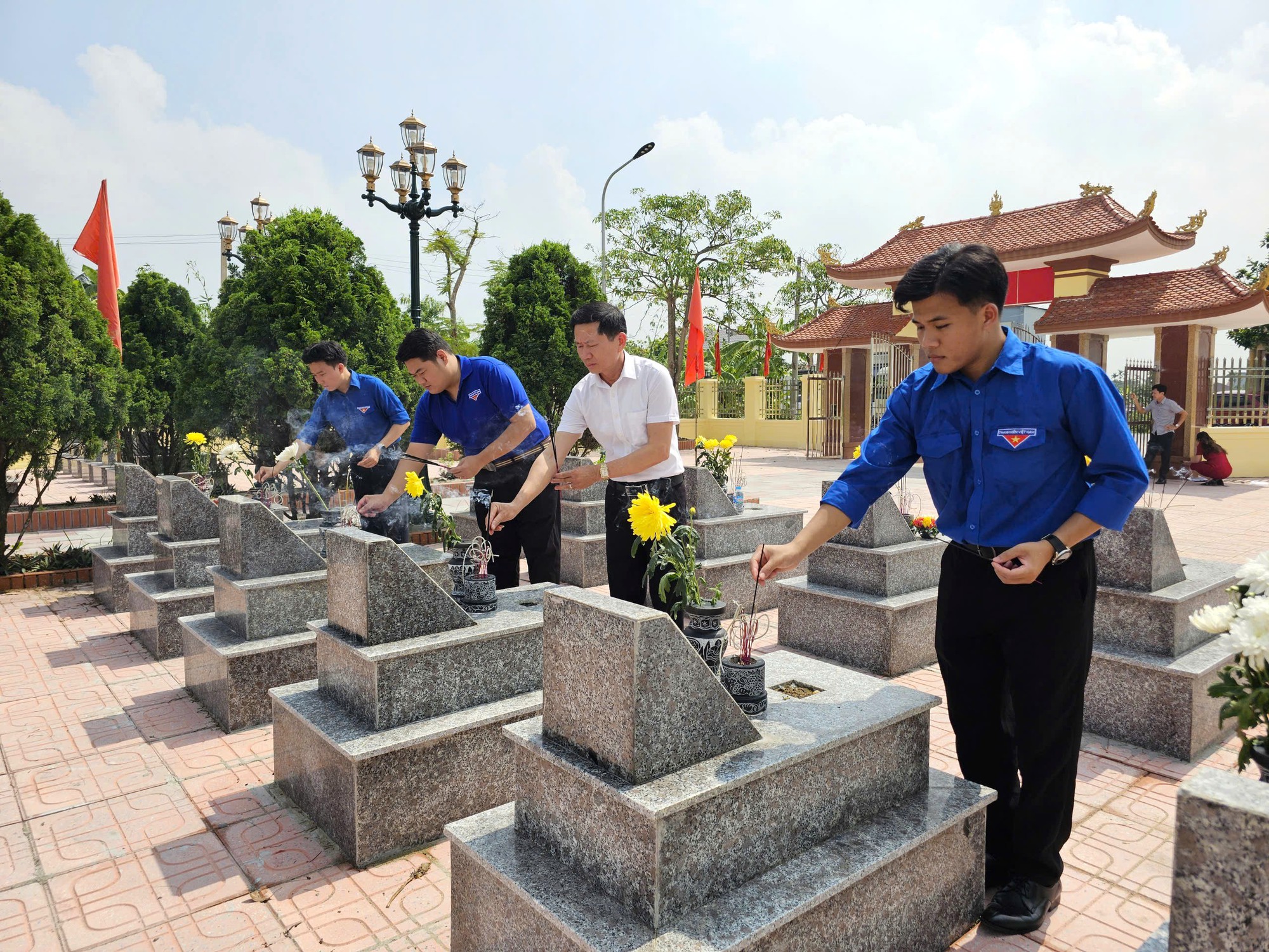Đoàn Thanh niên Báo Xây dựng tri ân ngày Thương binh - Liệt sĩ tại Hải Phòng- Ảnh 20. Đoàn Thanh niên Báo Xây dựng tri ân ngày Thương binh - Liệt sĩ tại Hải Phòng- Ảnh 20.