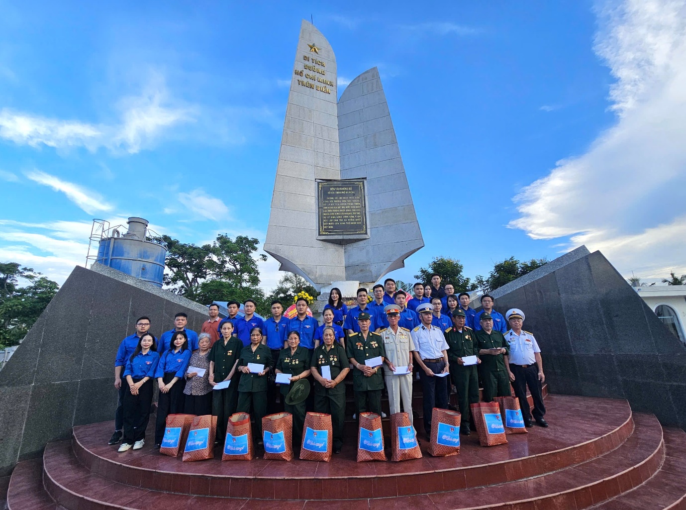 Đoàn Thanh niên Báo Xây dựng tri ân ngày Thương binh - Liệt sĩ tại Hải Phòng- Ảnh 21. Đoàn Thanh niên Báo Xây dựng tri ân ngày Thương binh - Liệt sĩ tại Hải Phòng- Ảnh 21.