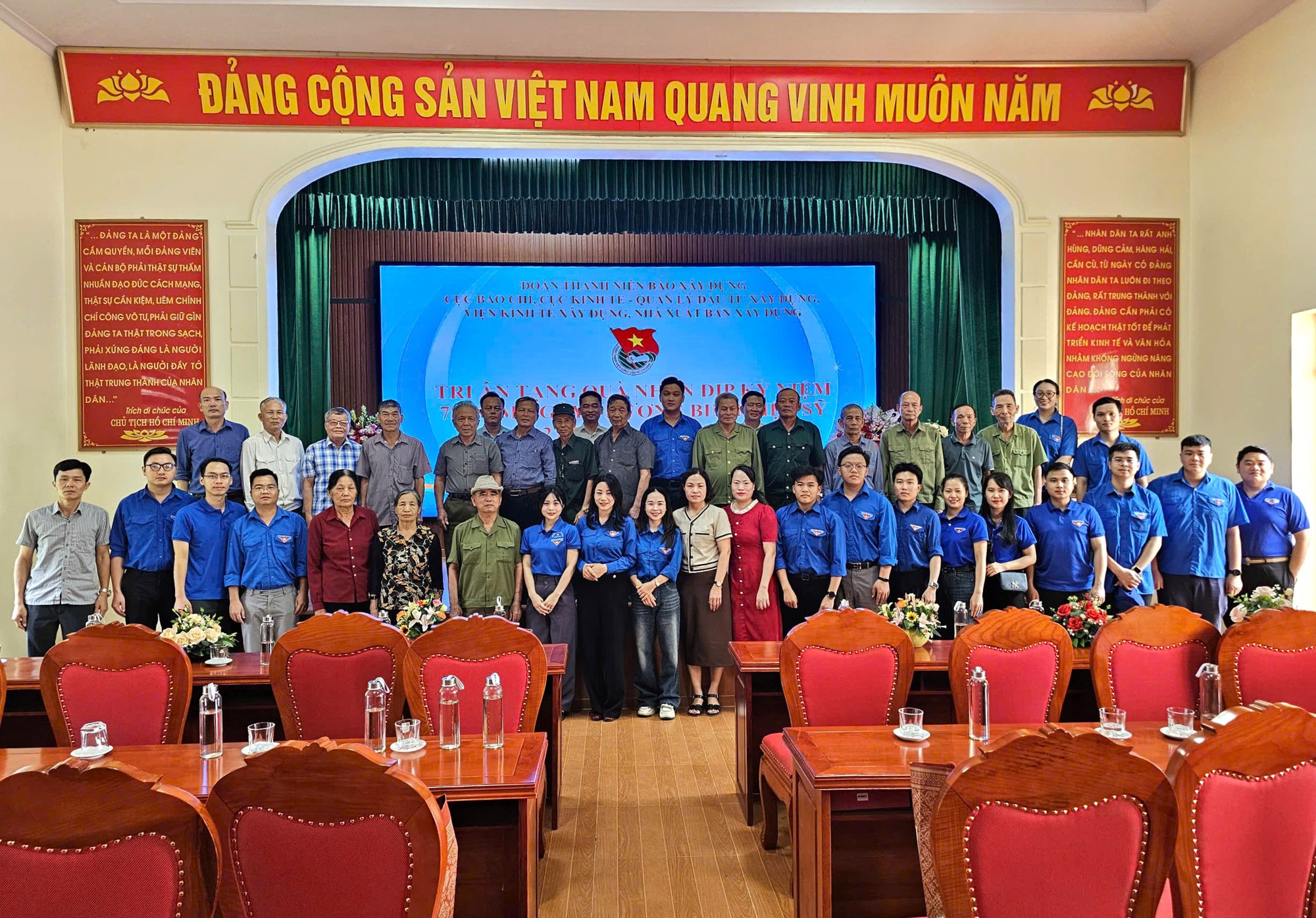 Đoàn Thanh niên Báo Xây dựng tri ân ngày Thương binh - Liệt sĩ tại Hải Phòng- Ảnh 22. Đoàn Thanh niên Báo Xây dựng tri ân ngày Thương binh - Liệt sĩ tại Hải Phòng- Ảnh 22.