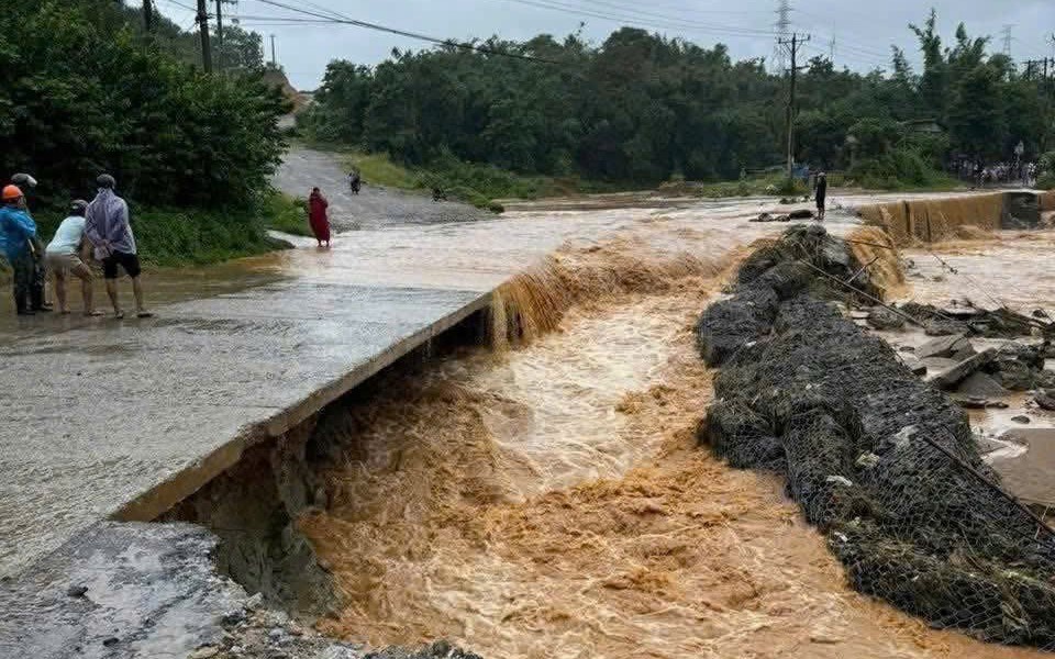 Quảng Trị: Ô tô băng qua cầu tràn bị nước cuốn trôi, 4 người may mắn thoát nạn