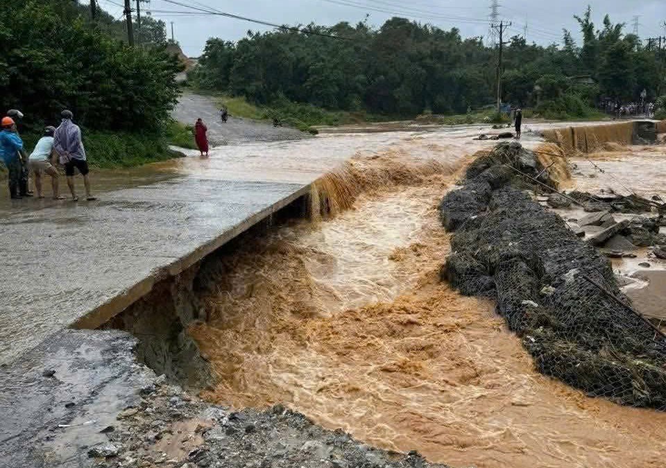 Quảng Trị: Ô tô băng qua cầu tràn bị nước cuốn trôi, 4 người may mắn thoát nạn- Ảnh 1. Quảng Trị: Ô tô băng qua cầu tràn bị nước cuốn trôi, 4 người may mắn thoát nạn- Ảnh 1.