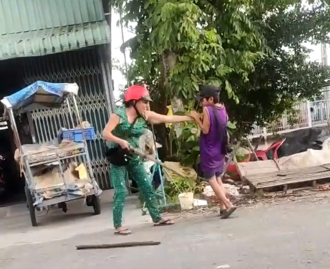 Công an vào cuộc vụ bé trai bán không hết vé số bị cô ruột bạo hành- Ảnh 1. Công an vào cuộc vụ bé trai bán không hết vé số bị cô ruột bạo hành- Ảnh 1.