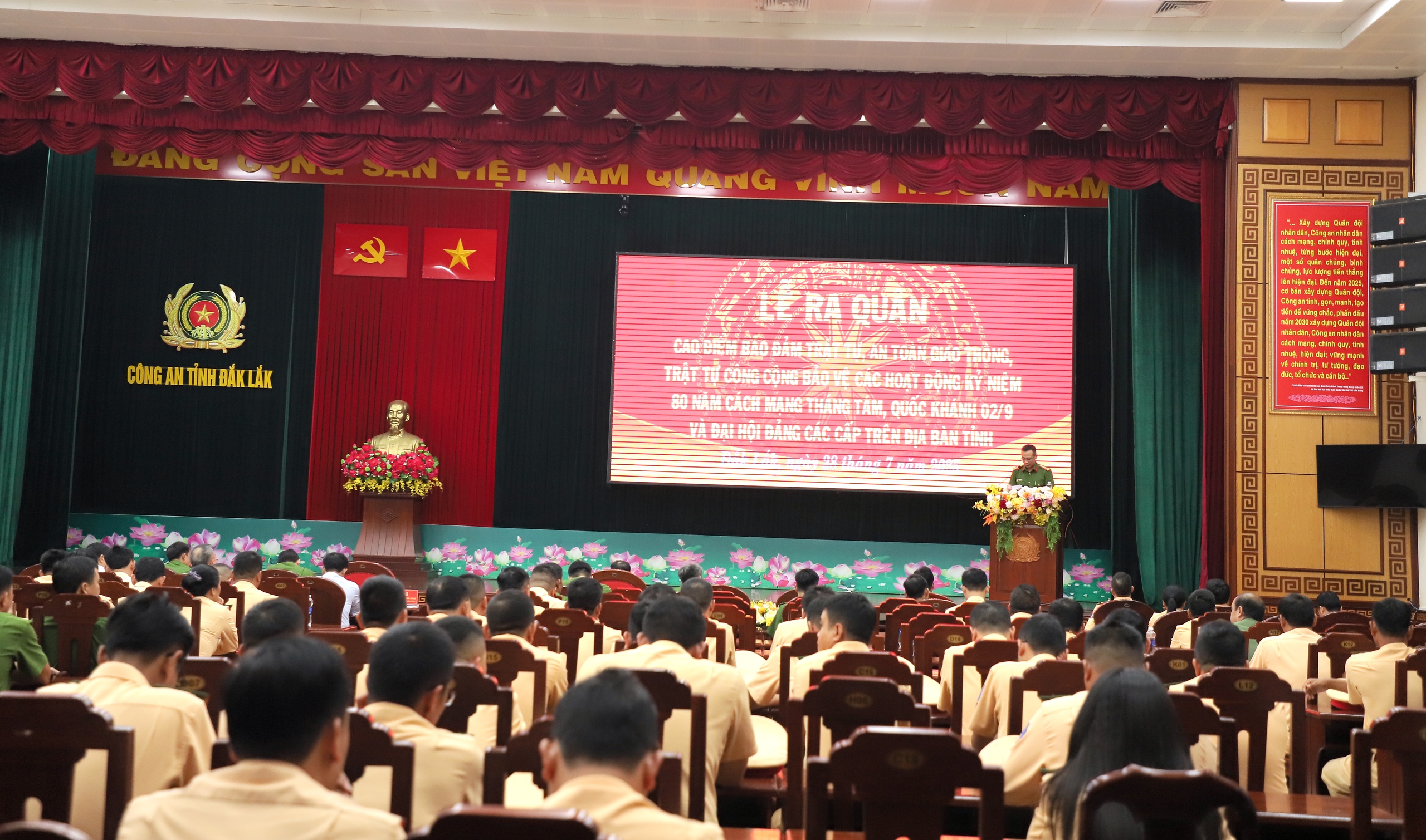 Công an Đắk Lắk ra quân đảm bảo ATGT với tinh thần "không có vùng cấm, không có ngoại lệ"- Ảnh 1. Công an Đắk Lắk ra quân đảm bảo ATGT với tinh thần "không có vùng cấm, không có ngoại lệ"- Ảnh 1.