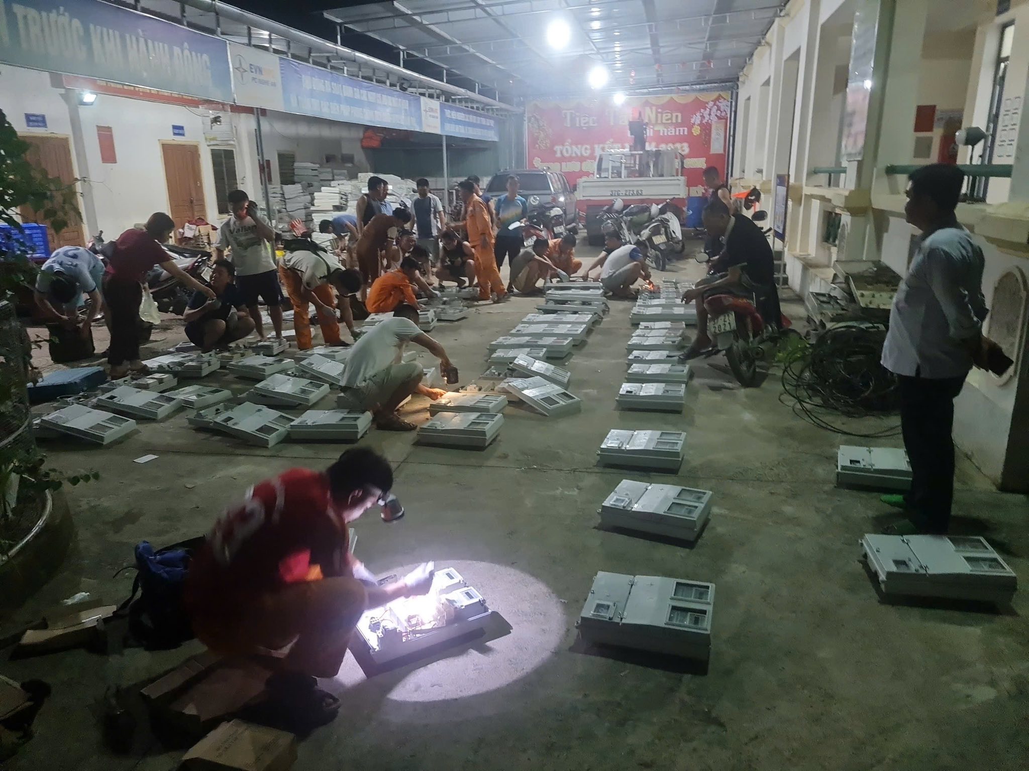 Nỗ lực cấp lại điện, nước cho người dân vùng lũ ở Nghệ An- Ảnh 8.