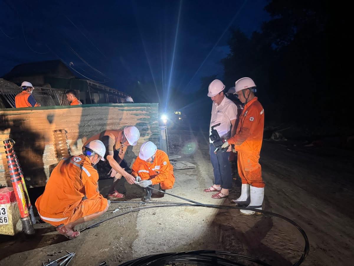 Nỗ lực cấp lại điện, nước cho người dân vùng lũ ở Nghệ An- Ảnh 5.