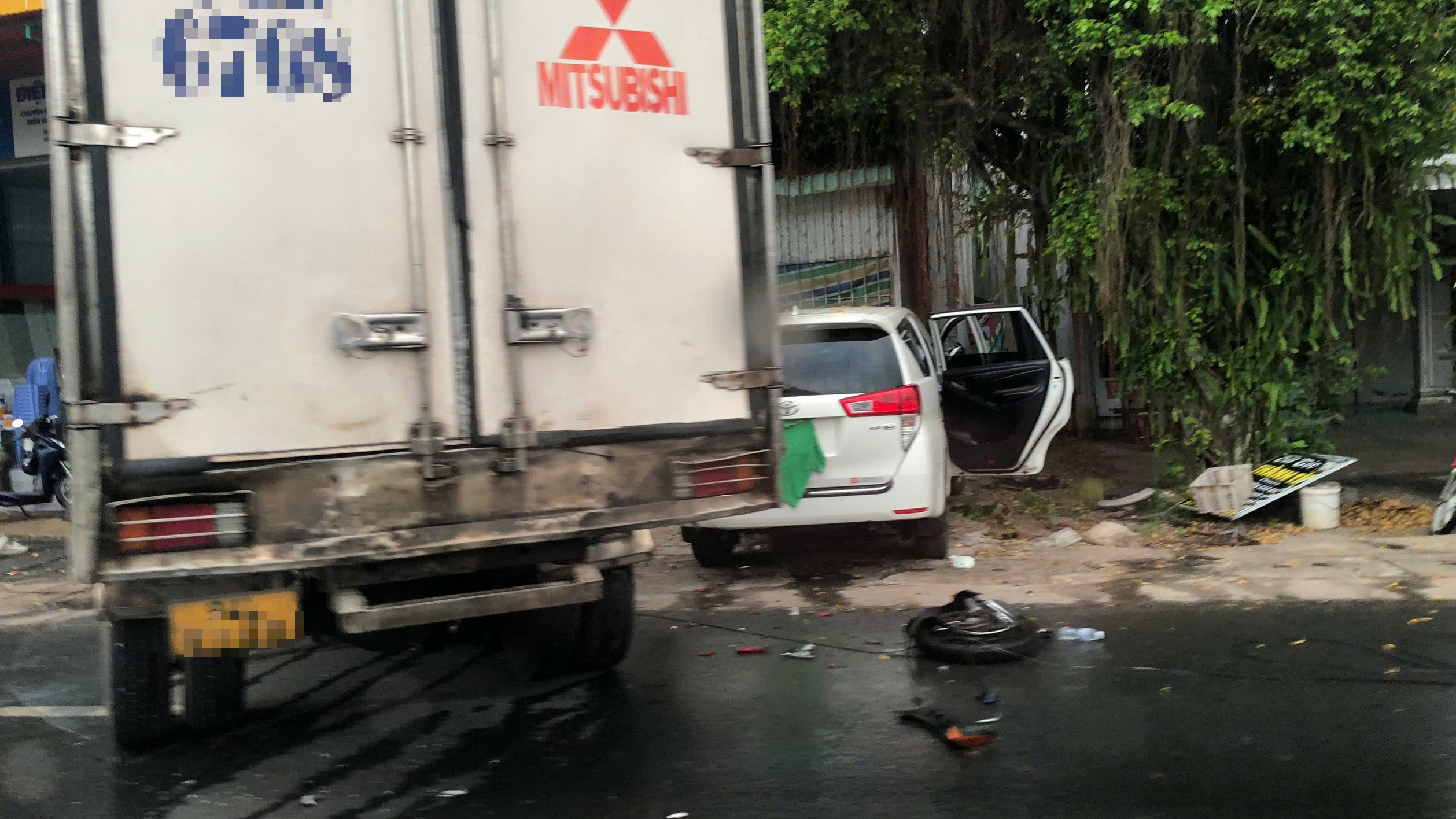 Tai nạn trên quốc lộ 1 qua Cà Mau, một người tử vong, 4 người bị thương- Ảnh 1. Tai nạn trên quốc lộ 1 qua Cà Mau, một người tử vong, 4 người bị thương- Ảnh 1.