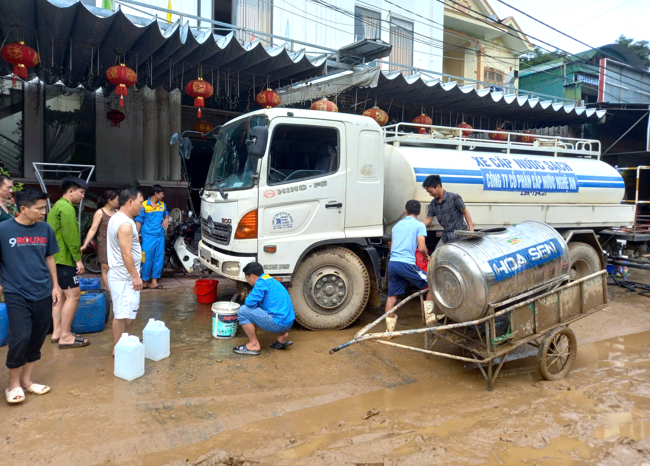 Nỗ lực cấp lại điện, nước cho người dân vùng lũ ở Nghệ An- Ảnh 1.