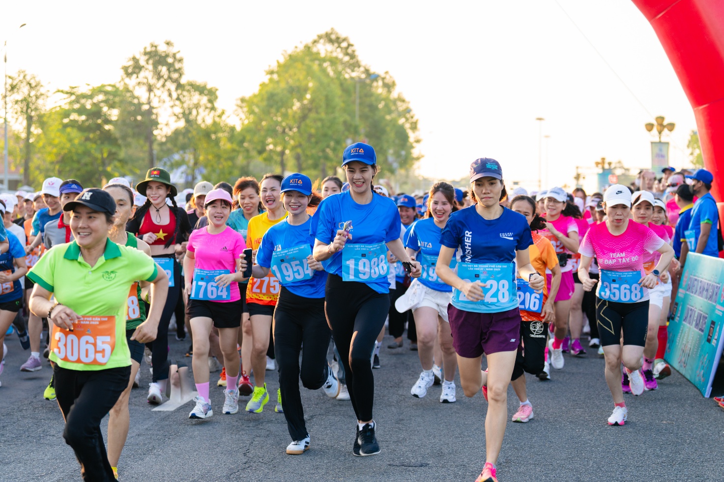 KITA Airport City bàn giao sổ hồng, khẳng định cam kết pháp lý tường minh- Ảnh 3. A group of people running in a race AI-generated content may be incorrect.