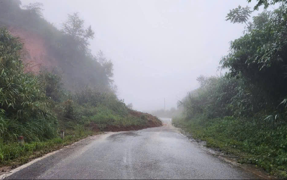 Nhiều tuyến quốc lộ, tỉnh lộ ở Quảng Ngãi sạt lở, giao thông chia cắt- Ảnh 3.