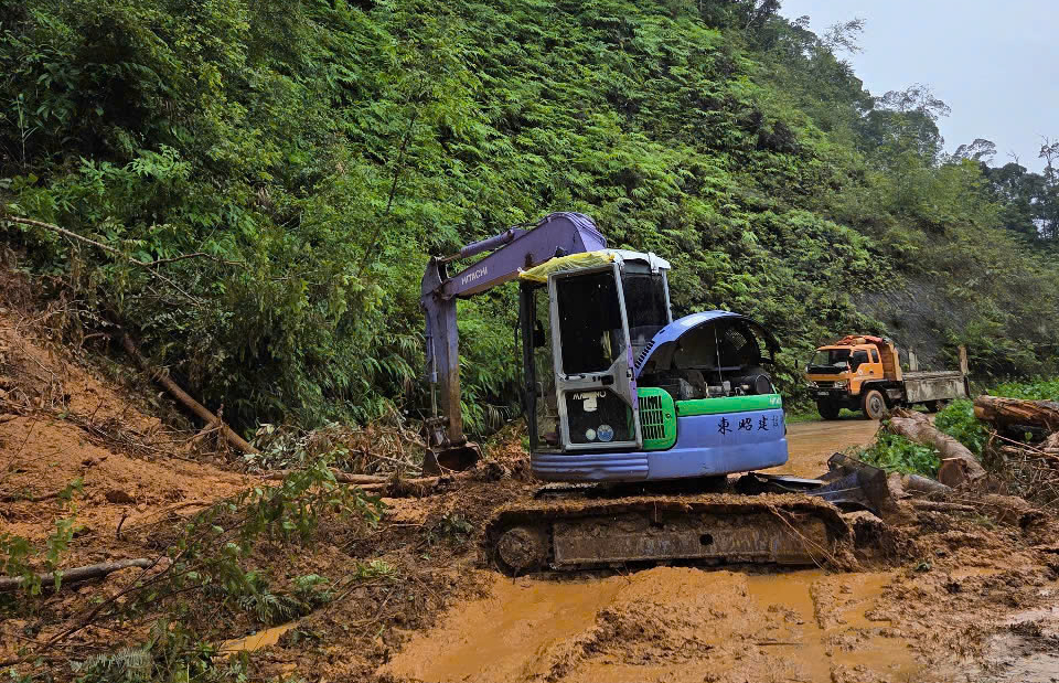 Nhiều tuyến quốc lộ, tỉnh lộ ở Quảng Ngãi sạt lở, giao thông chia cắt- Ảnh 5.
