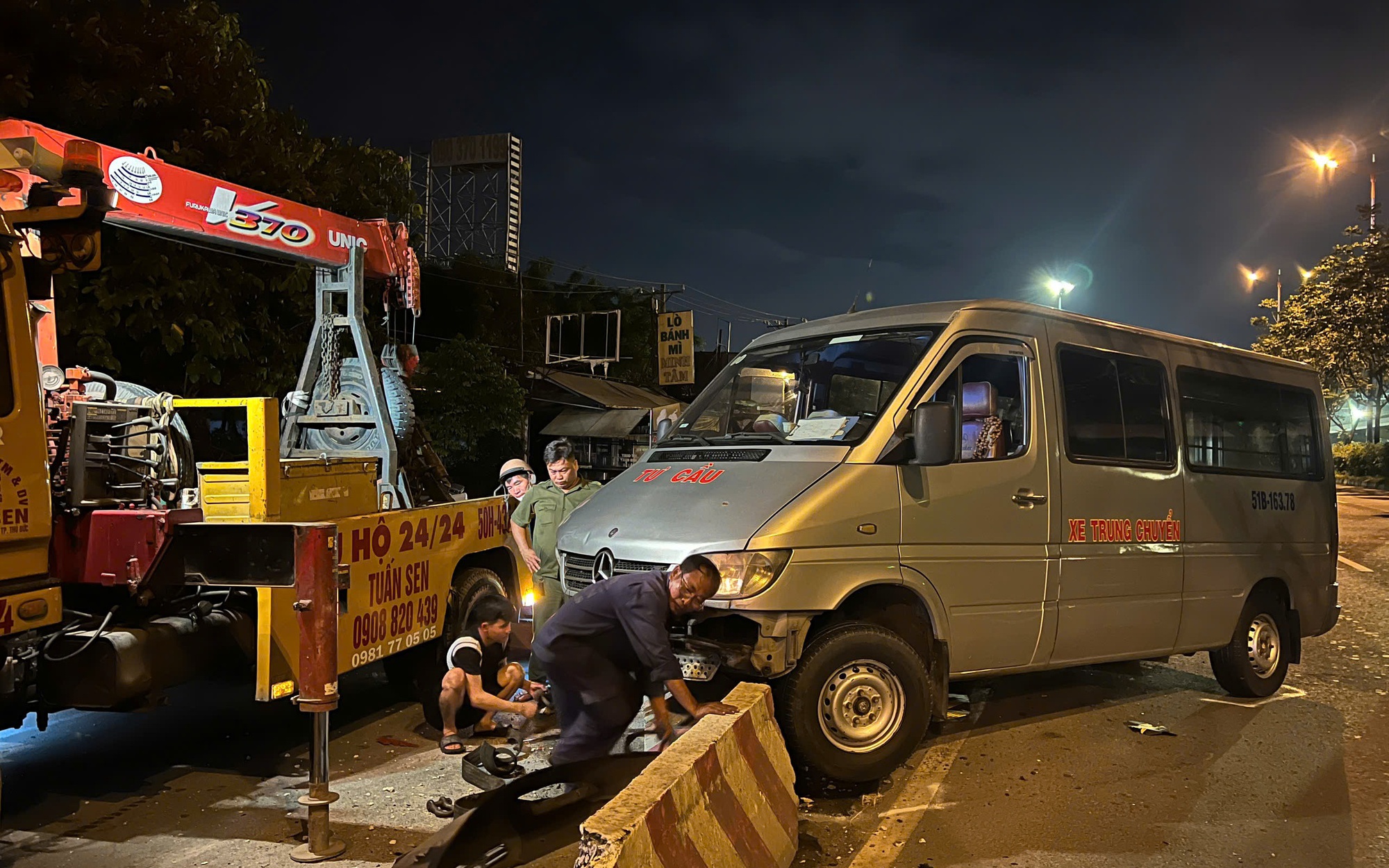 TP.HCM: Tông vào hiện trường vụ tai nạn, 2 người nhập viện cấp cứu