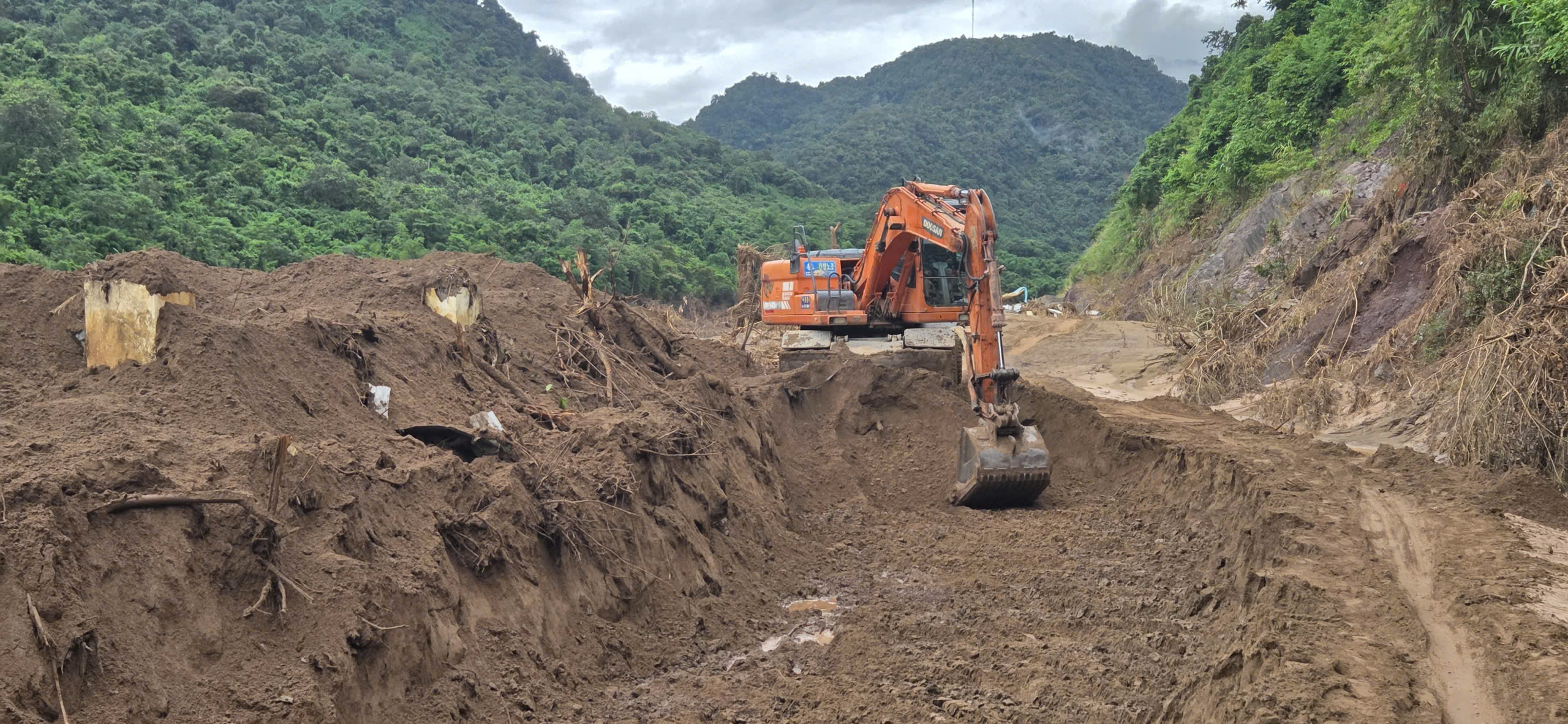 Quốc lộ 16 qua Nghệ An sạt lở nghiêm trọng, giao thông chia cắt- Ảnh 12. Quốc lộ 16 qua Nghệ An sạt lở nghiêm trọng, giao thông chia cắt- Ảnh 12.