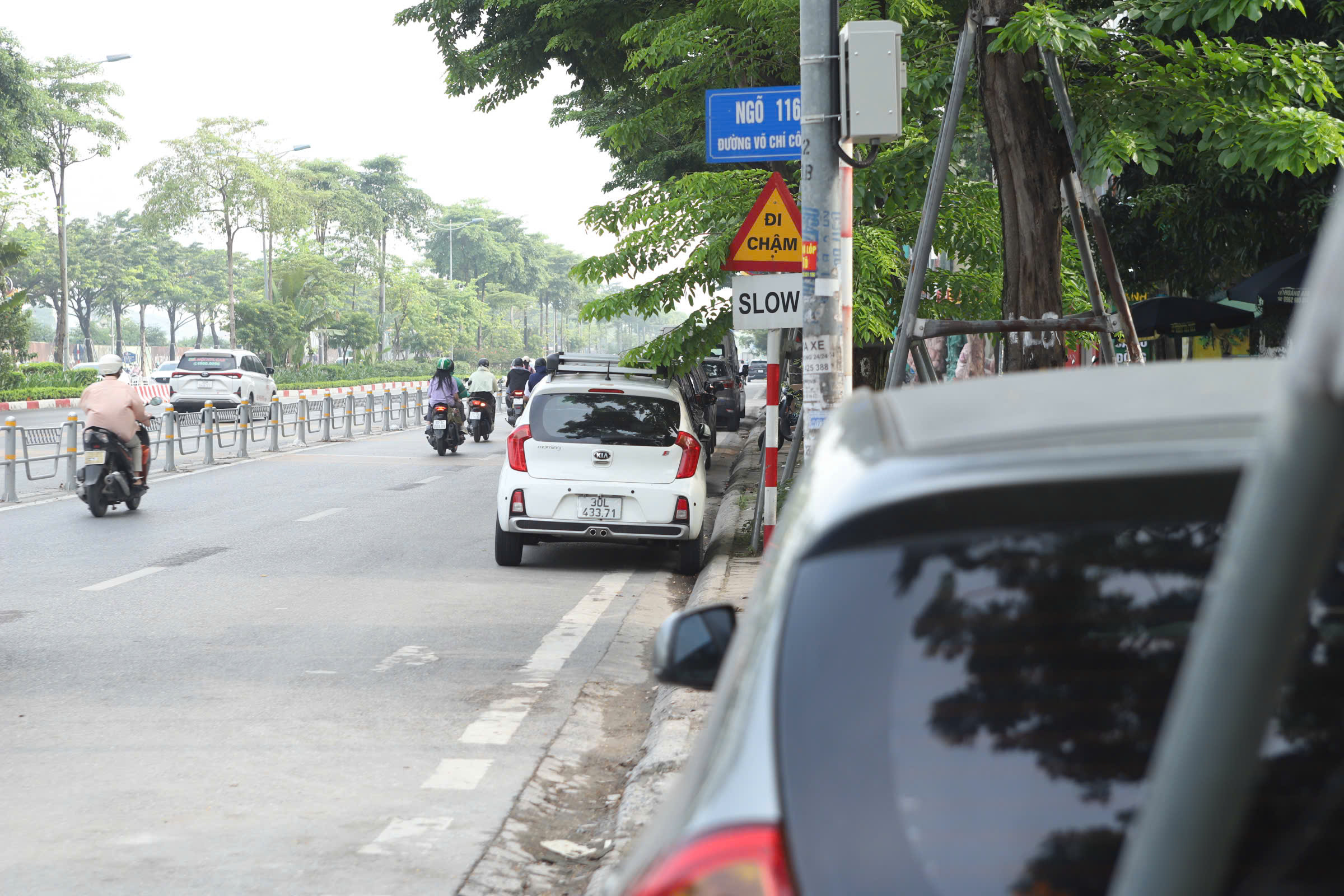 Bị phạt vì dừng, đỗ sai trên đường phân làn cứng, tài xế nói "không thấy biển cấm"- Ảnh 2. Bị phạt vì dừng, đỗ sai trên đường phân làn cứng, tài xế nói "không thấy biển cấm"- Ảnh 2.