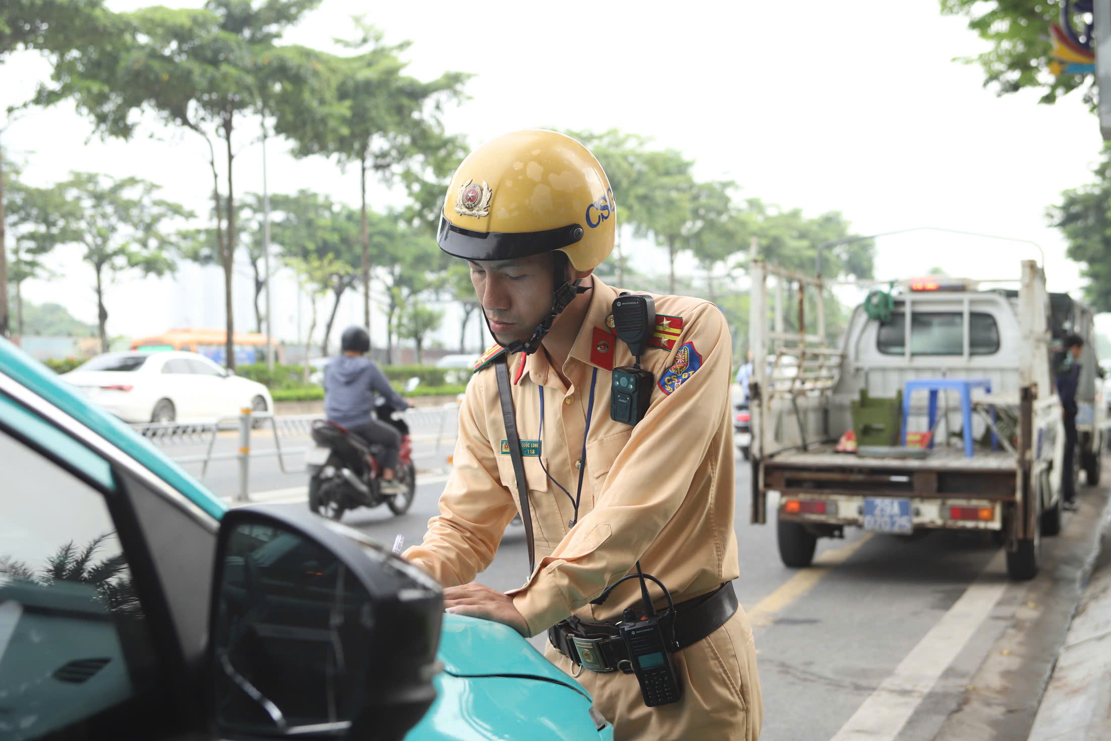 Bị phạt vì dừng, đỗ sai trên đường phân làn cứng, tài xế nói "không thấy biển cấm"- Ảnh 6. Bị phạt vì dừng, đỗ sai trên đường phân làn cứng, tài xế nói "không thấy biển cấm"- Ảnh 6.
