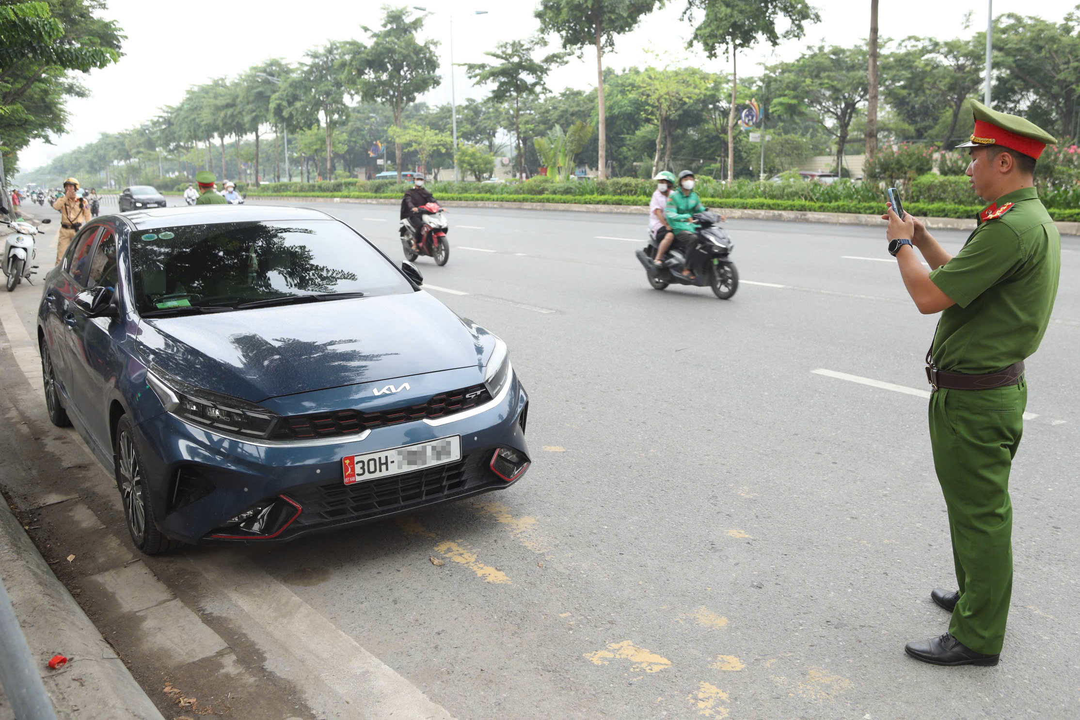 Bị phạt vì dừng, đỗ sai trên đường phân làn cứng, tài xế nói "không thấy biển cấm"- Ảnh 4. Bị phạt vì dừng, đỗ sai trên đường phân làn cứng, tài xế nói "không thấy biển cấm"- Ảnh 4.
