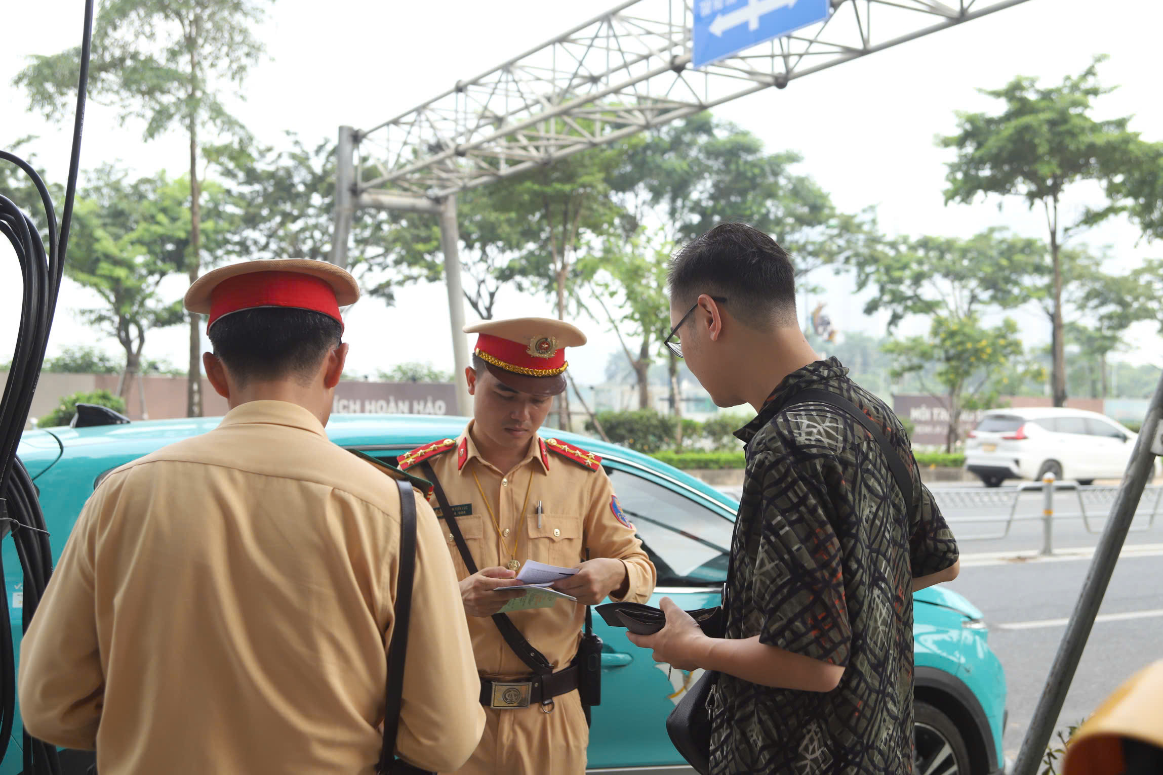 Bị phạt vì dừng, đỗ sai trên đường phân làn cứng, tài xế nói "không thấy biển cấm"- Ảnh 5. Bị phạt vì dừng, đỗ sai trên đường phân làn cứng, tài xế nói "không thấy biển cấm"- Ảnh 5.