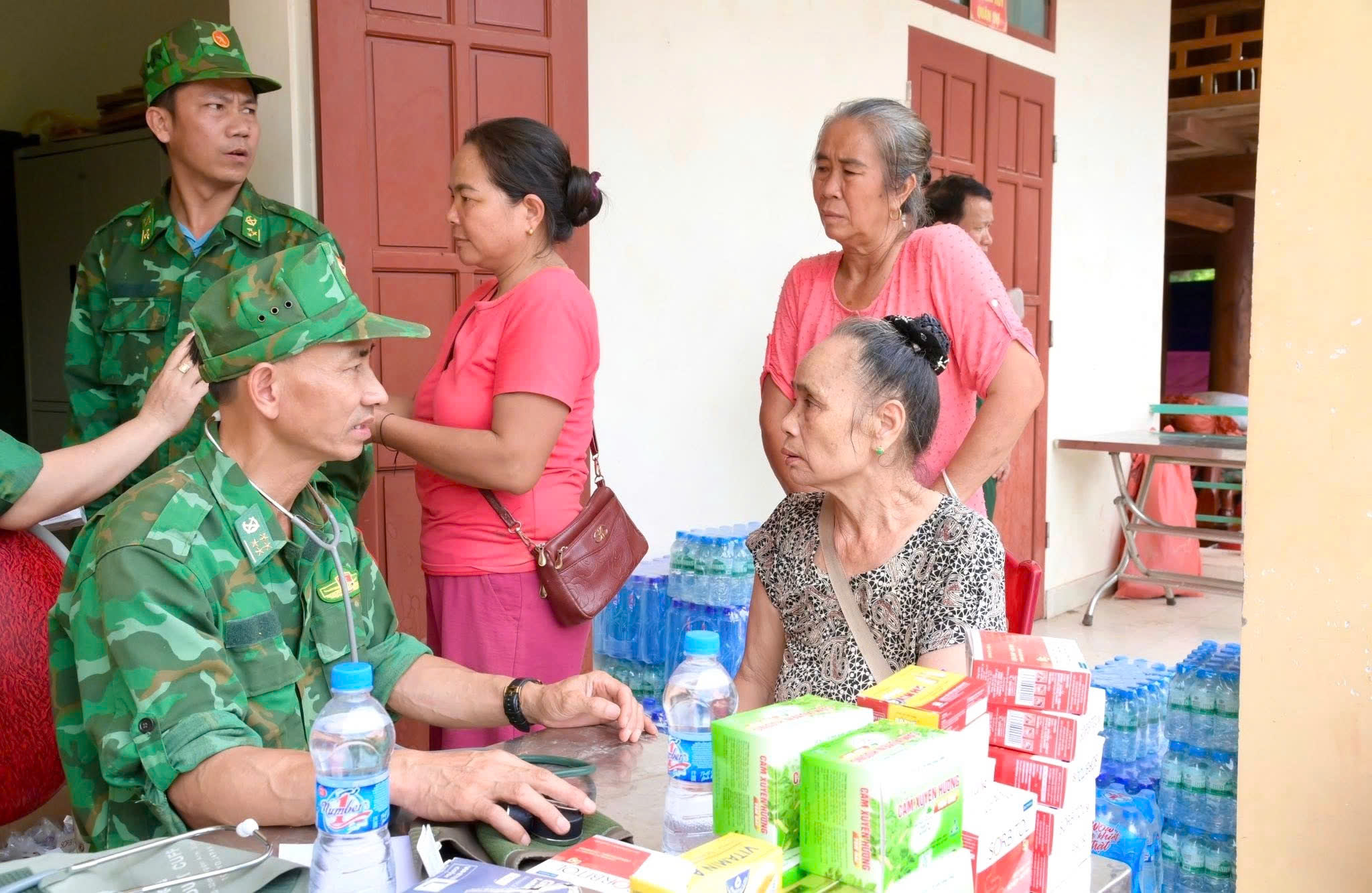 Ấm tình quân dân Nghệ An những ngày "sáng chắn bão giông, chiều ngăn nắng lửa"- Ảnh 9.