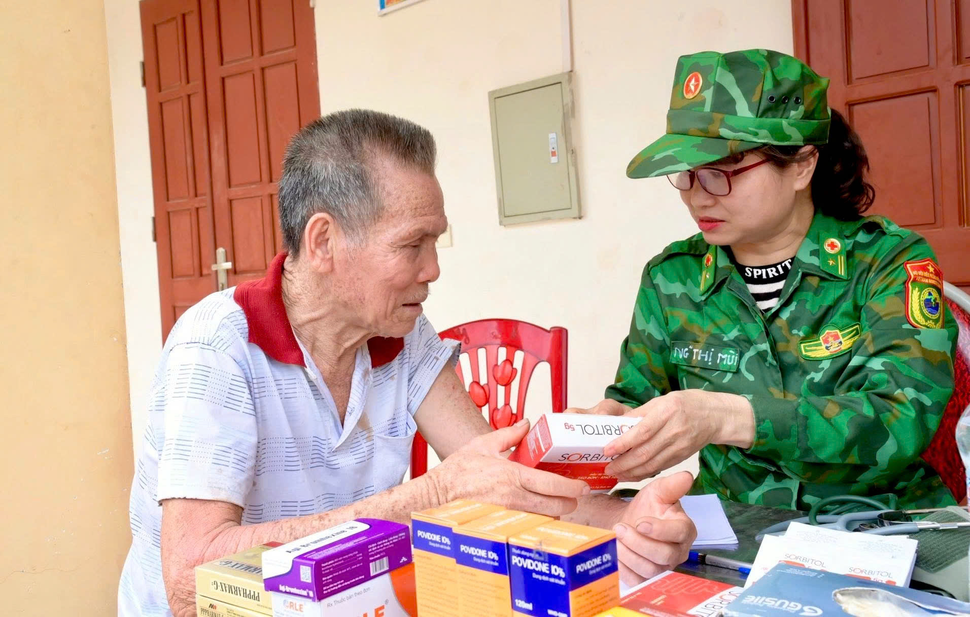 Ấm tình quân dân Nghệ An những ngày "sáng chắn bão giông, chiều ngăn nắng lửa"- Ảnh 7.