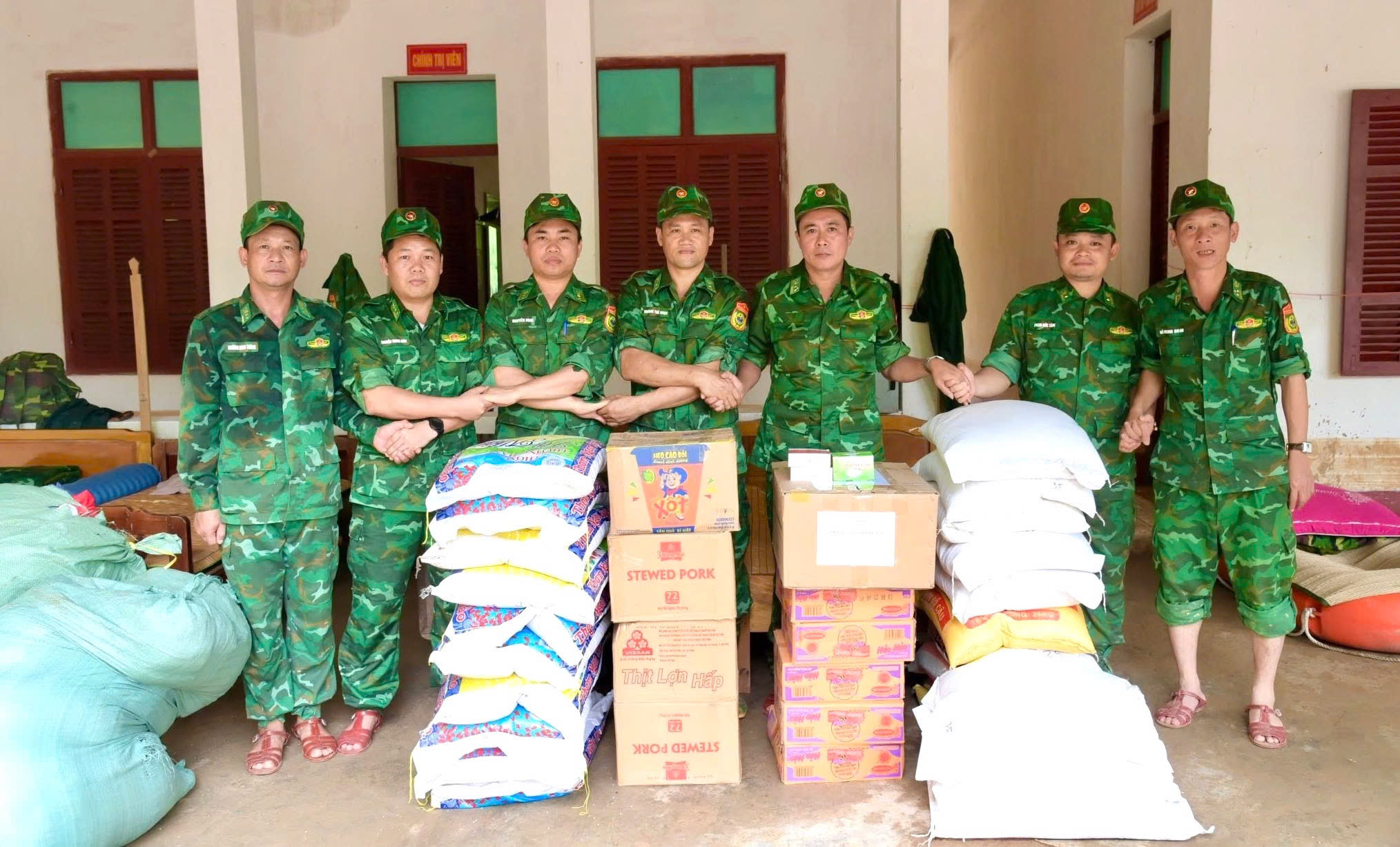 Ấm tình quân dân Nghệ An những ngày "sáng chắn bão giông, chiều ngăn nắng lửa"- Ảnh 14.
