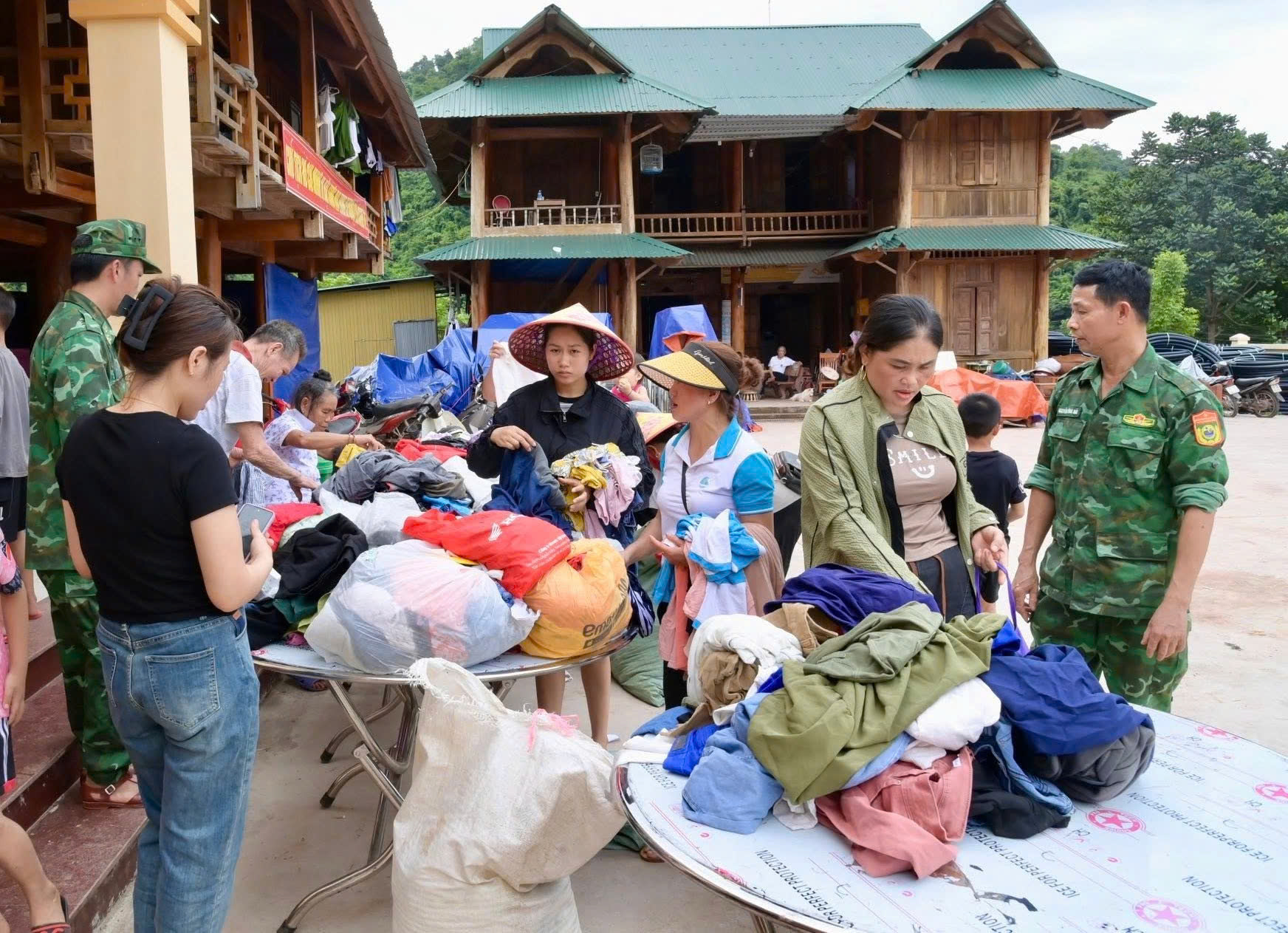 Ấm tình quân dân Nghệ An những ngày "sáng chắn bão giông, chiều ngăn nắng lửa"- Ảnh 15.