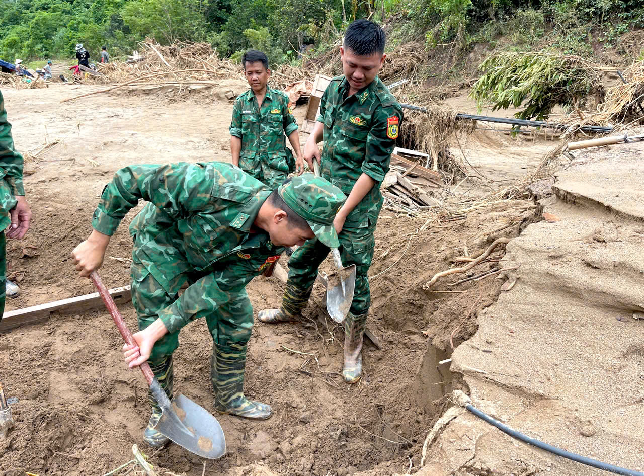 Ấm tình quân dân Nghệ An những ngày "sáng chắn bão giông, chiều ngăn nắng lửa"- Ảnh 5.