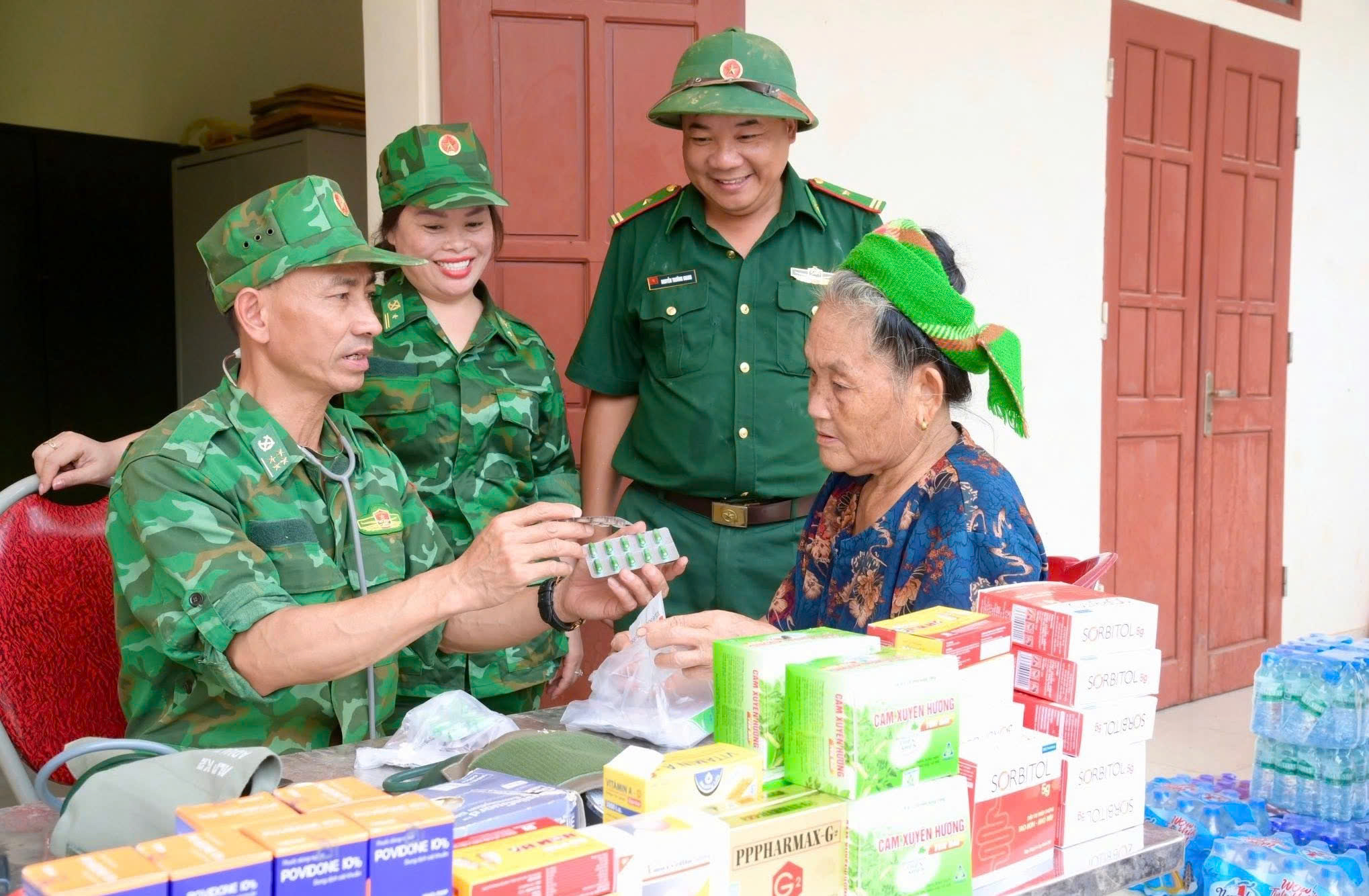 Ấm tình quân dân Nghệ An những ngày "sáng chắn bão giông, chiều ngăn nắng lửa"- Ảnh 6.