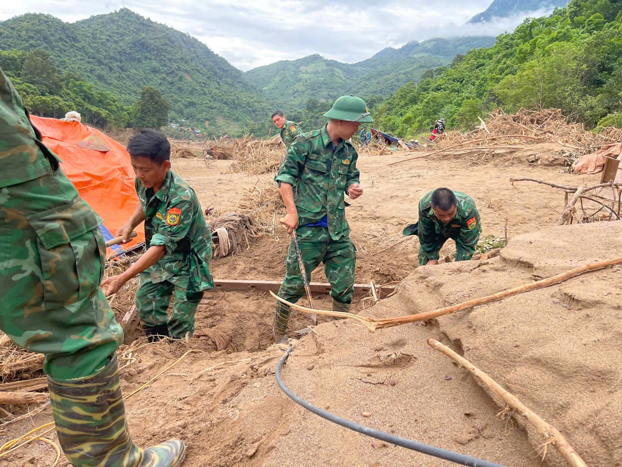 Ấm tình quân dân Nghệ An những ngày "sáng chắn bão giông, chiều ngăn nắng lửa"- Ảnh 12.