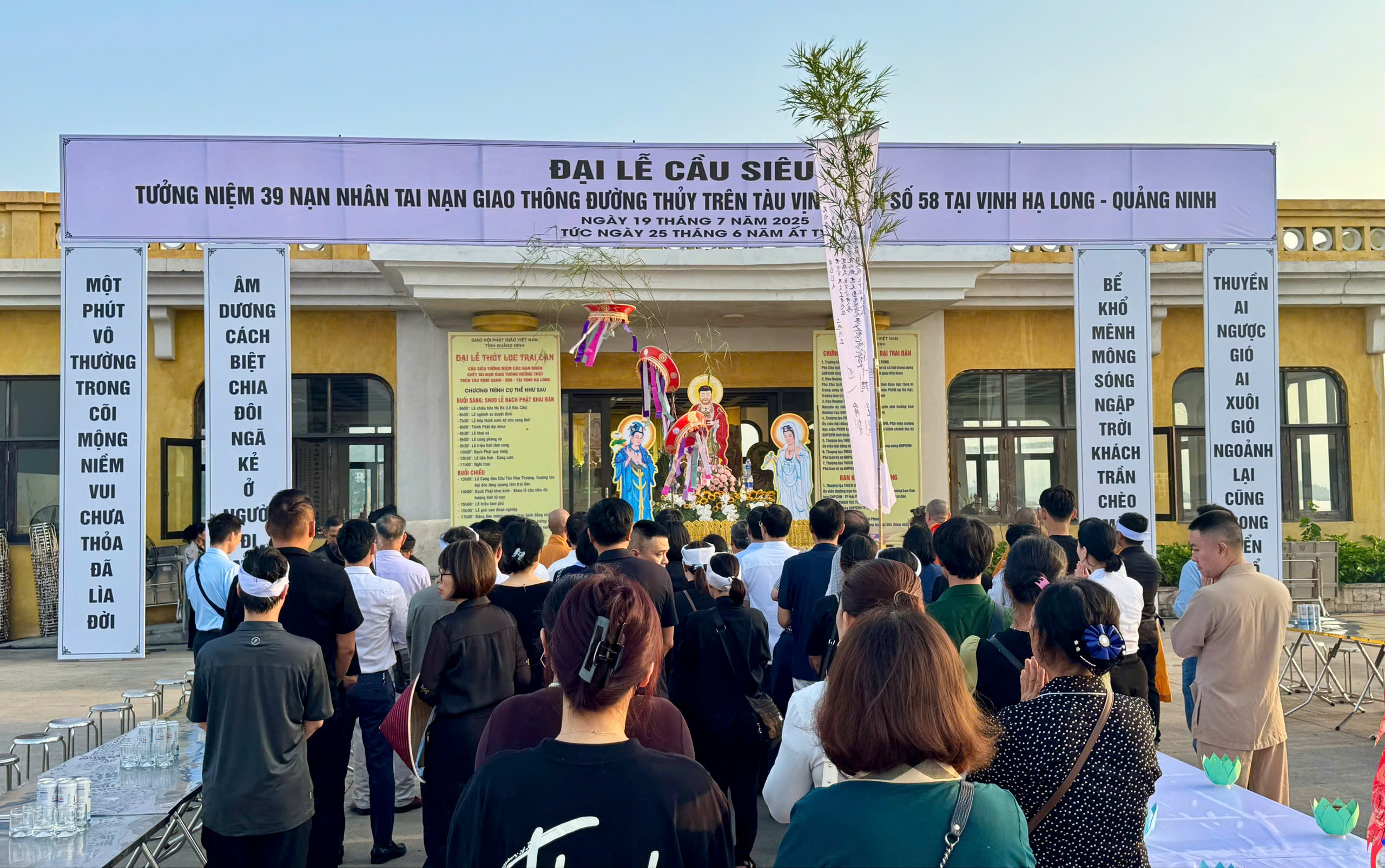 Quảng Ninh làm lễ cầu siêu tưởng niệm nạn nhân vụ lật tàu Vịnh Xanh 58- Ảnh 2. Quảng Ninh làm lễ cầu siêu tưởng niệm nạn nhân vụ lật tàu Vịnh Xanh 58- Ảnh 2.