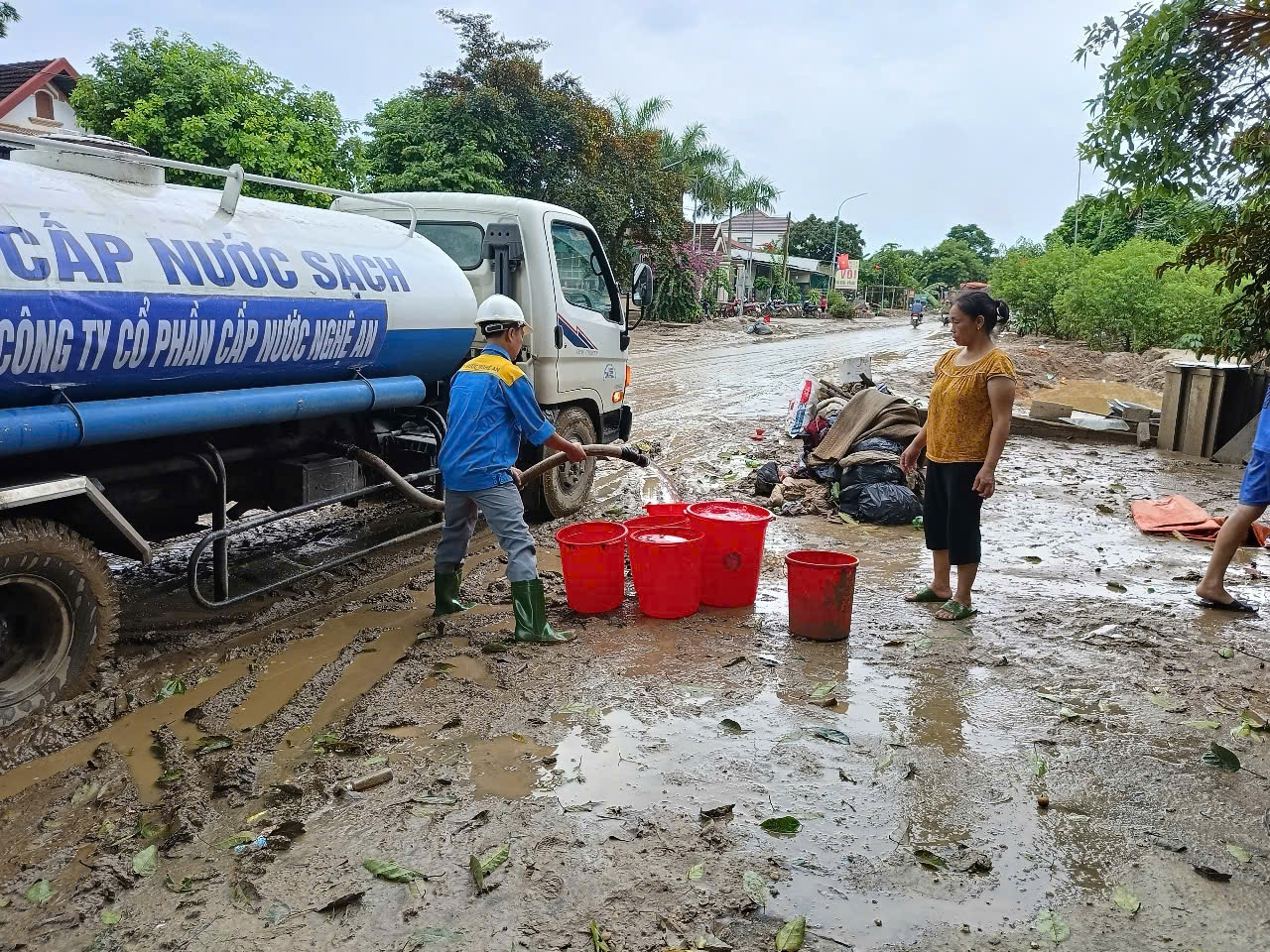 Nỗ lực cấp lại điện, nước cho người dân vùng lũ ở Nghệ An- Ảnh 4.