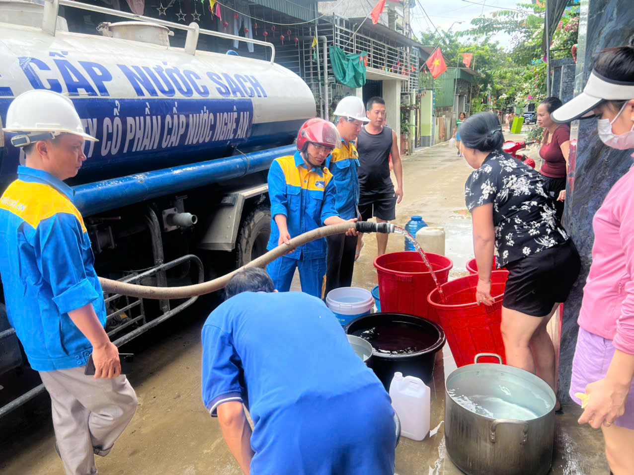 Nỗ lực cấp lại điện, nước cho người dân vùng lũ ở Nghệ An- Ảnh 2.