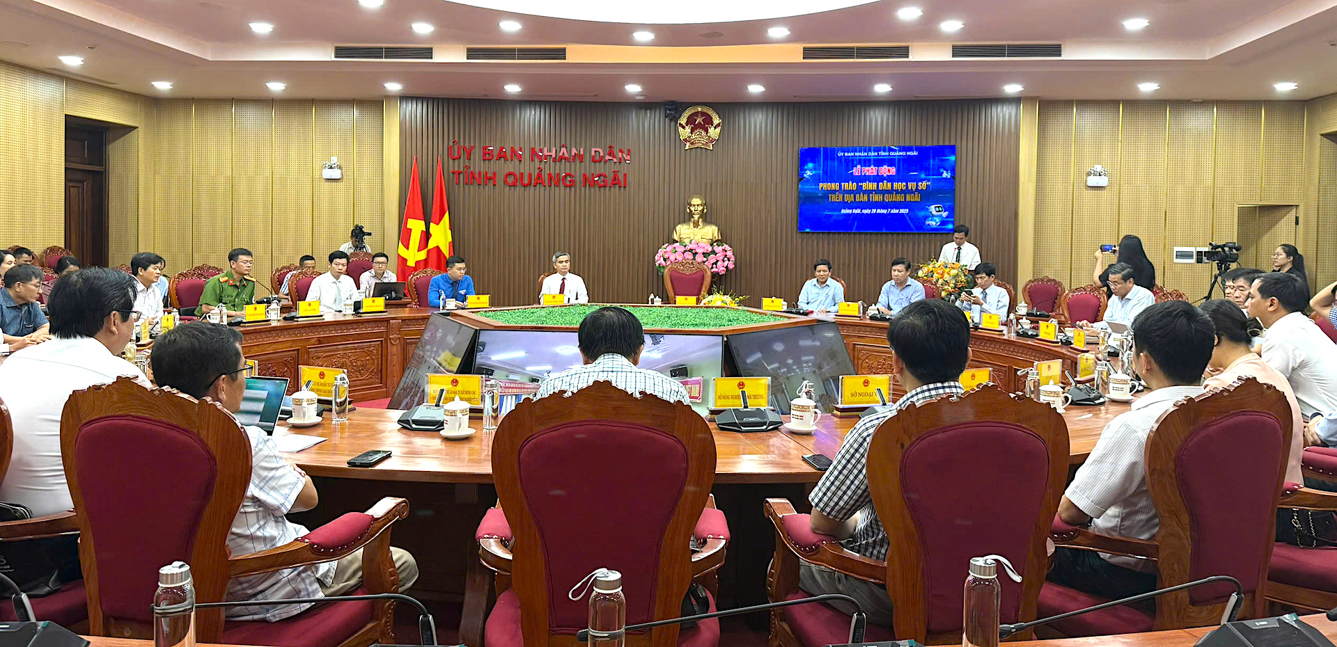 Quảng Ngãi phát động phong trào "Bình dân học vụ số"- Ảnh 1. Quảng Ngãi phát động phong trào "Bình dân học vụ số"- Ảnh 1.