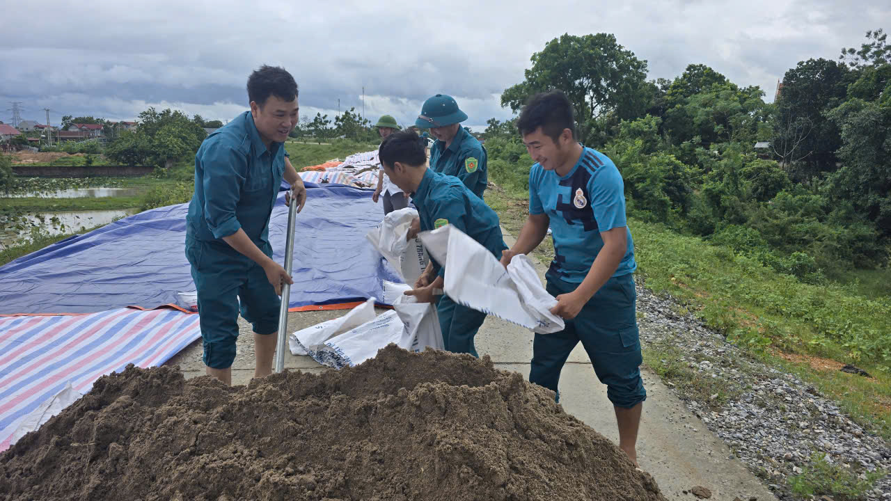 Hà Nội phủ bạt, khắc phục hai đoạn đê lún, nứt- Ảnh 1. Hà Nội phủ bạt, khắc phục hai đoạn đê lún, nứt- Ảnh 1.