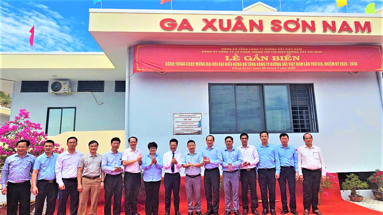 Gắn biển công trình mừng Đại hội Đảng bộ Tổng công ty Đường sắt Việt Nam- Ảnh 2. Gắn biển công trình mừng Đại hội Đảng bộ Tổng công ty Đường sắt Việt Nam- Ảnh 2.