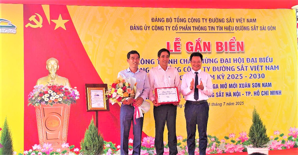 Gắn biển công trình mừng Đại hội Đảng bộ Tổng công ty Đường sắt Việt Nam- Ảnh 1. Gắn biển công trình mừng Đại hội Đảng bộ Tổng công ty Đường sắt Việt Nam- Ảnh 1.