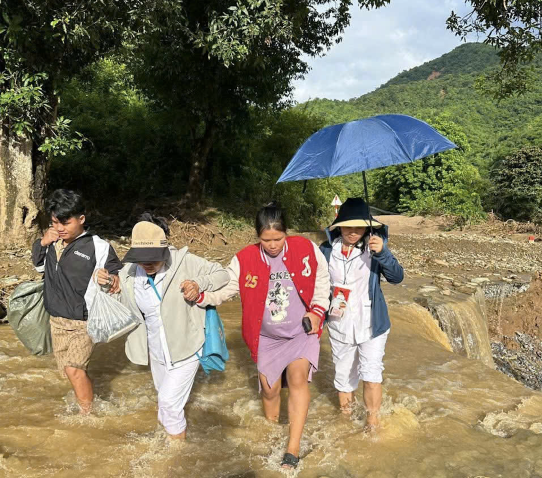 Sạt lở cô lập bản vùng cao, sản phụ "vượt cạn" sinh con trên đường- Ảnh 1.