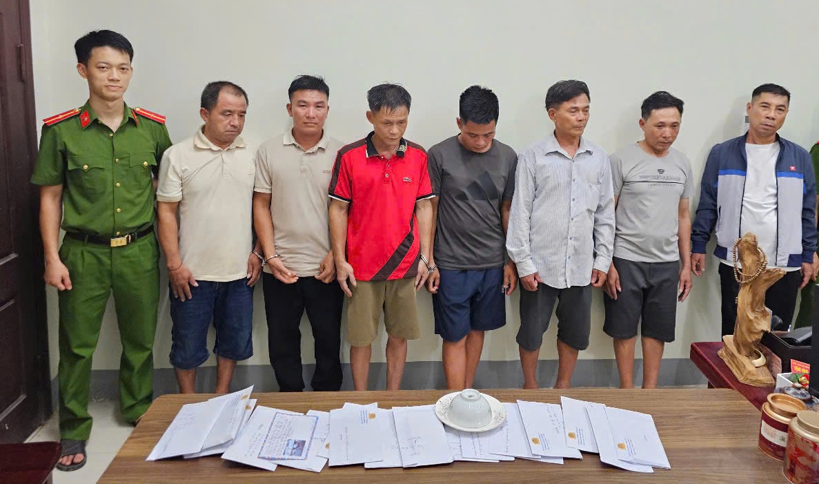 Nghệ An: Bắt giữ ổ nhóm đánh bạc giữa lòng sông Lam- Ảnh 1.