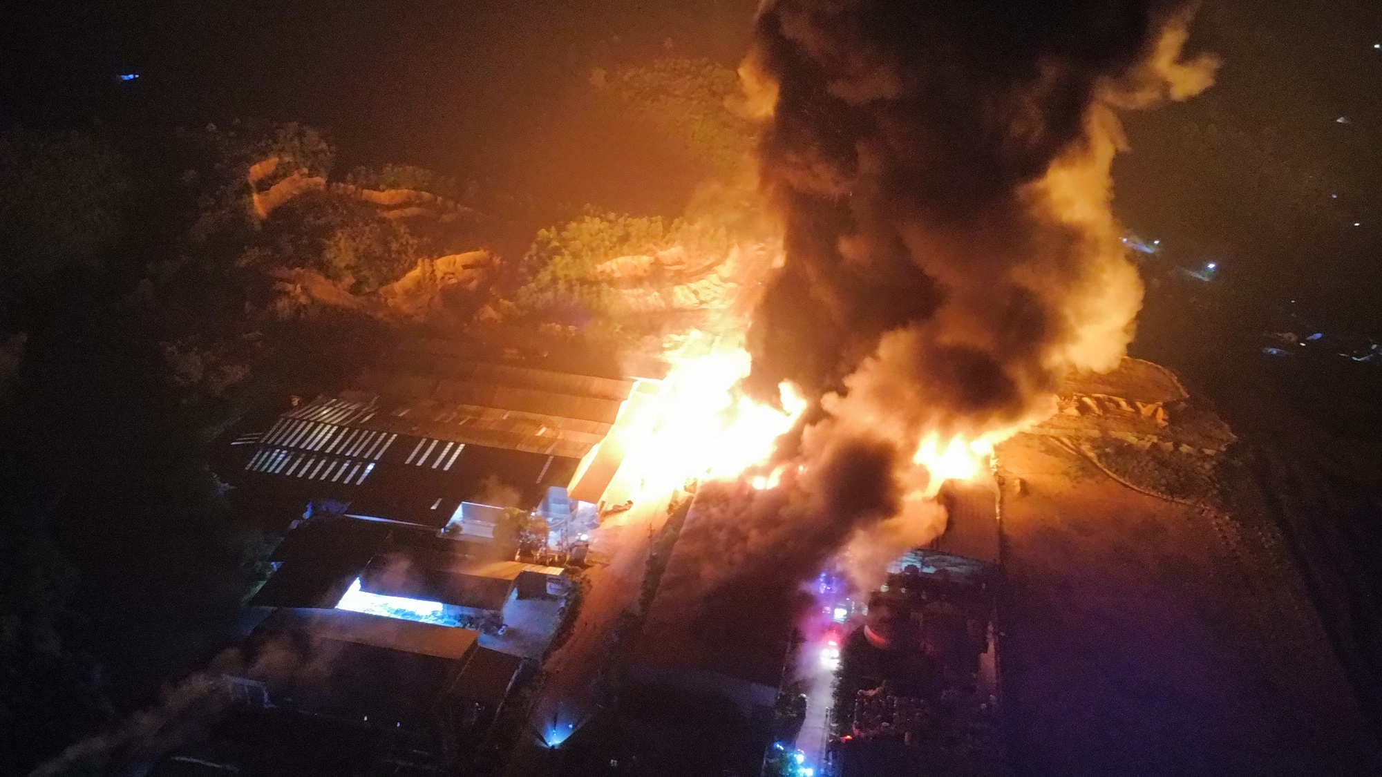 Lào Cai: Cháy lớn kèm nhiều tiếng nổ tại khu nhà xưởng ở cụm công nghiệp Âu Lâu- Ảnh 1. Lào Cai: Cháy lớn kèm nhiều tiếng nổ tại khu nhà xưởng ở cụm công nghiệp Âu Lâu- Ảnh 1.