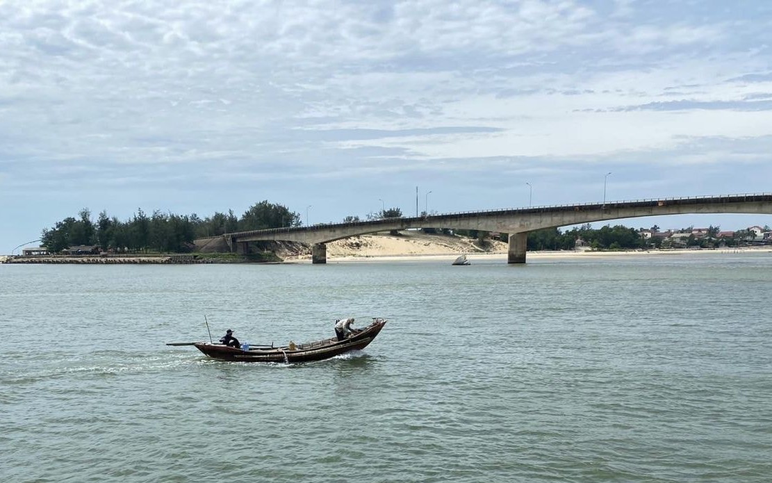 Hạn chế giao th&ocirc;ng đường thuỷ phục vụ thi c&ocirc;ng cầu Cửa T&ugrave;ng từ ng&agrave;y 30/7