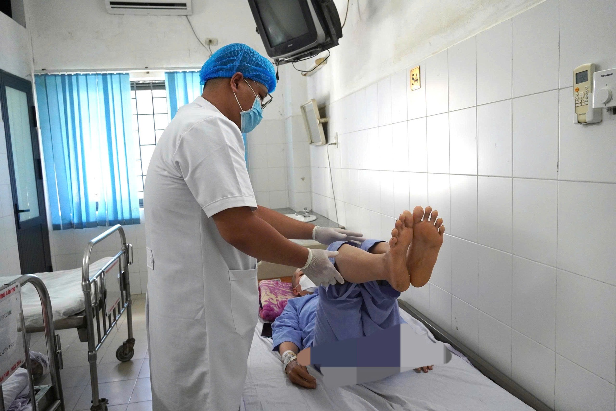 Người phụ nữ Cần Thơ bị viên đạn lạc găm vào đầu lúc đi làm vườn- Ảnh 3. Người phụ nữ Cần Thơ bị viên đạn lạc găm vào đầu lúc đi làm vườn- Ảnh 3.