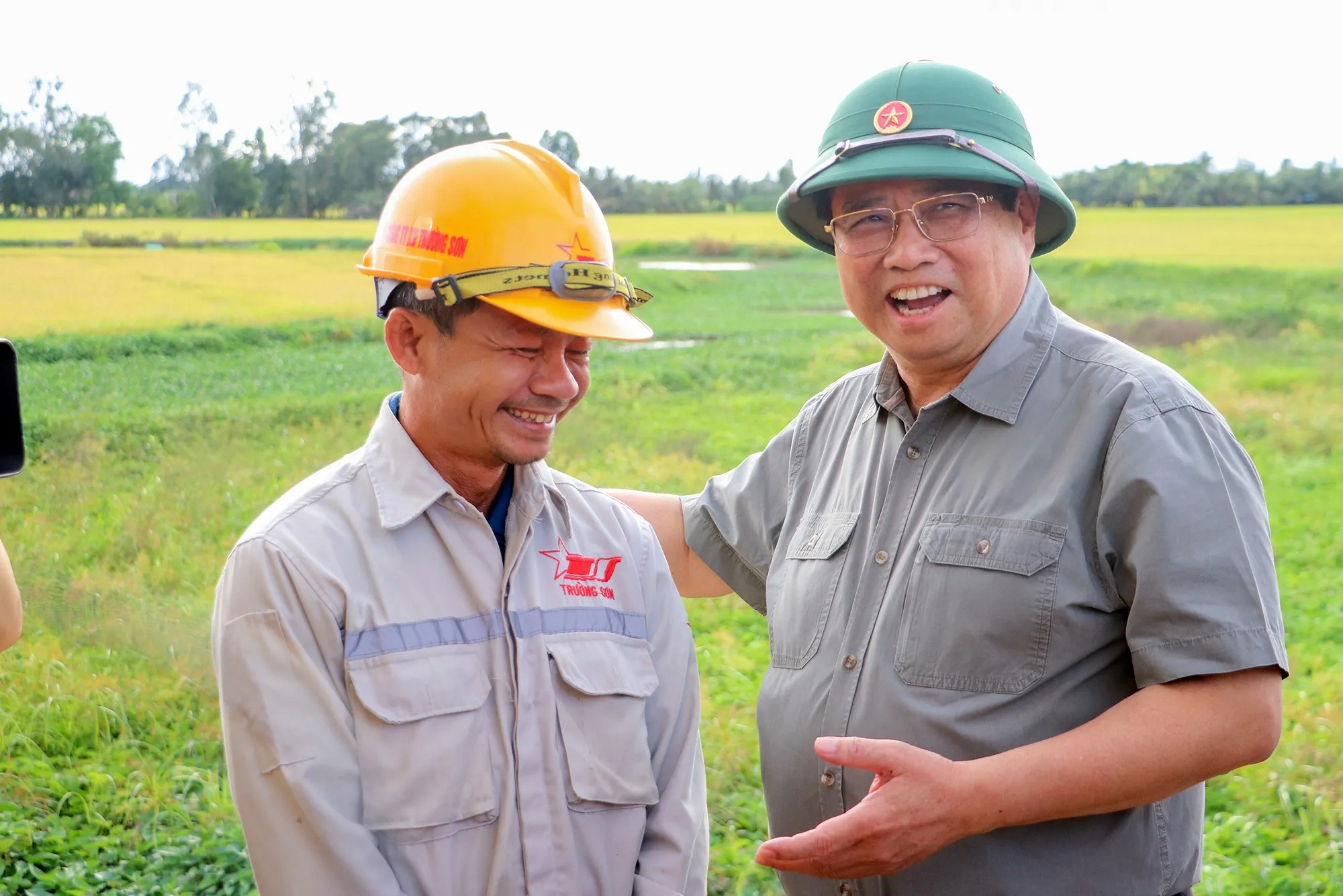 Nắng lửa, mưa dầm, công nhân vẫn bám trụ công trường cao tốc miền Tây- Ảnh 1. Nắng lửa, mưa dầm, công nhân vẫn bám trụ công trường cao tốc miền Tây- Ảnh 1.